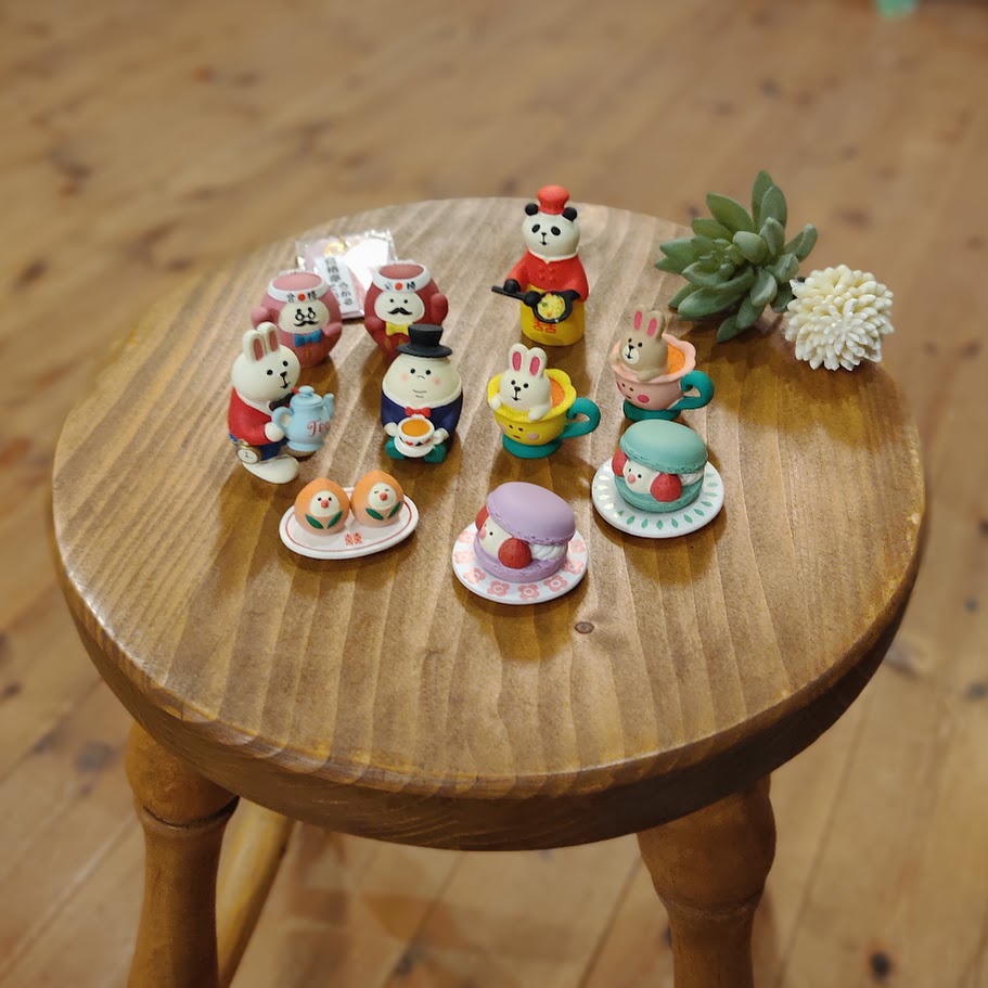 合格漫才コンビ ZCB-43205 中華屋パンダ ZCB-28962 文鳥桃まん ZCB-28968 苺マカロンGR＆お皿GR ZCB-17786set 苺マカロンPU＆お皿PK ZCB-17787set ティーポットうさぎ ZCB-62942 ハンプティさん ZCB-62943 ティーカップうさぎPK / YE ZCB-62946 / ZCB-62947 置物 Decole