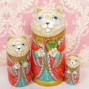 猫の皇帝(царь,ツァーリ)の とっても素敵なマトリョーシカ ロシアの皇帝царьの猫ちゃん！ 美しいお顔、繊細な毛並み そしてロシアの皇帝らしく毛皮の施されたお洋服 マントも毛皮です！ 驚く程細部にまでこだわった作品で 繊細な筆のタッチ、木の処理、ニス処理等 全てに置いて作家さんのこだわりが感じられる 素晴らしい作品です。ぜひコレクションにどうぞ☆ ＋＋＋＋＋＋＋＋＋＋＋＋＋＋＋＋＋＋＋＋＋＋＋＋ サイズ　高さ約15cm 3人組　木製 ＋＋＋＋＋＋＋＋＋＋＋＋＋＋＋＋＋＋＋＋＋＋＋＋ ※お使いのモニターの発色具合によって 実際のものと色が異なる場合がございます