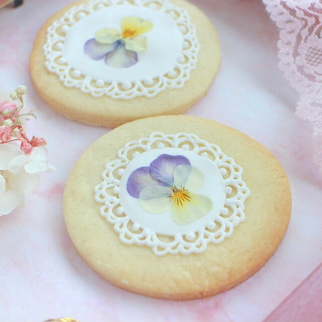 季節のエディブルフラワーの 押花を飾った アイシングクッキーです✴︎ ☆ちょっとしたプレゼントに ☆お礼・お返しに添えて ☆パーティー・イベントの手土産に ☆団体・企業・店舗のノベルティーとして 大きなサイズで、可愛さ・インスタ映え・食べ応えもバッチリ◎ 沢山配る用にご購入して頂く場合は、複数ご注文くださいませ。 名称 クッキー 原材料 原材料が変更になります！ 【現在】 小麦粉、豆乳（大豆を含む）、砂糖、サラダ油、粉糖、乾燥卵白（卵を含む）、レモンジュース、着色料 【変更後】 小麦粉（国内製造）、砂糖（グラニュー糖、オリゴ糖）、バター、卵、アーモンドパウダー、レモンジュース（レモン／香料）、乾燥卵白、、エディブルフラワー、着色料 ※乳アレルギーをお持ちの方はご注意くださいませ。 ※変更の時期が数日前後する可能性がございます。 内容量1枚 賞味期限ラベルに記載，製造より3週間 保存方法高温多湿を避けて冷暗所で保存 販売者大阪府堺市西区上野芝町4−12−3 Kitty Sweets