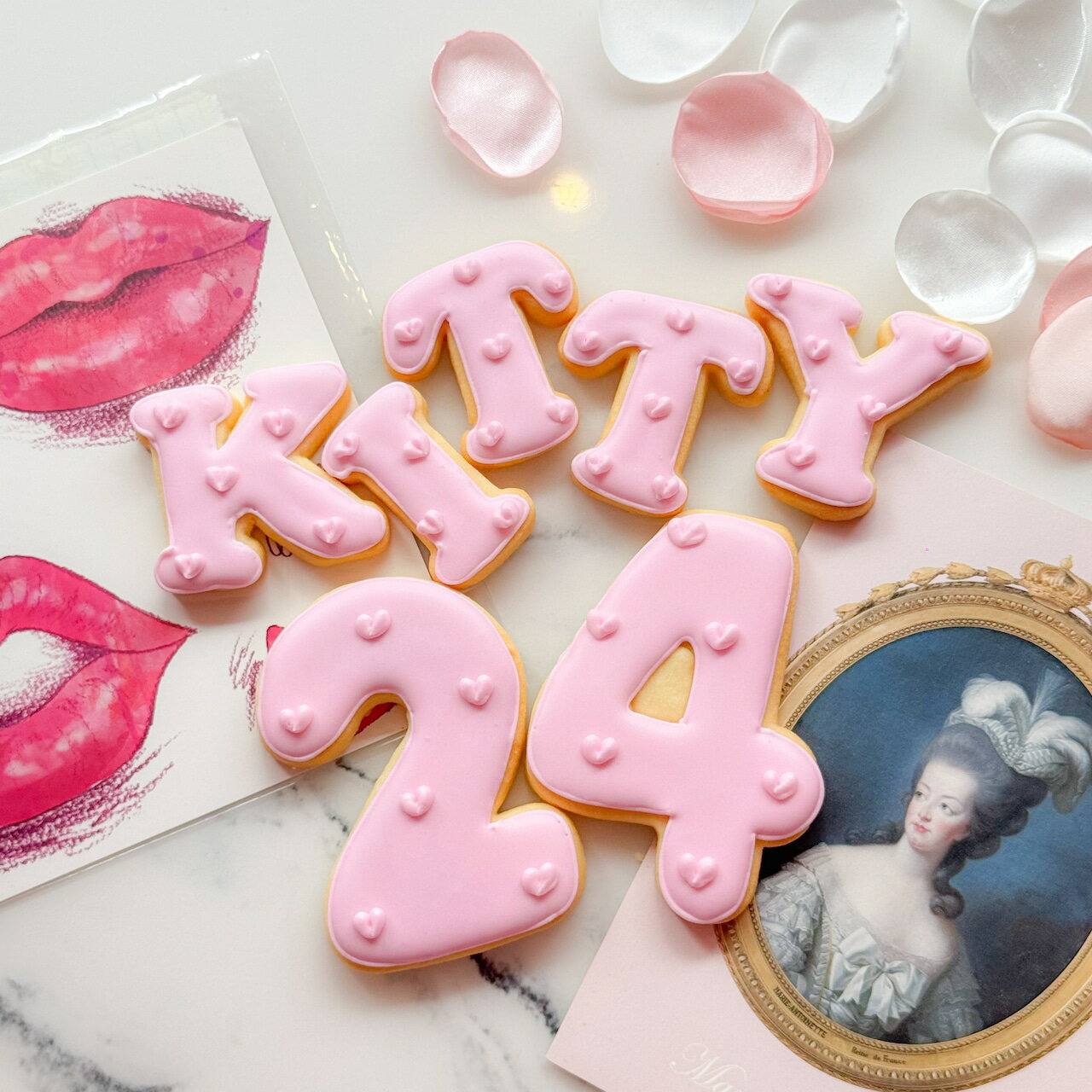 乐天商城 - ハート ドット アルファベット 数字 アイシングクッキー 淡色 可愛い 誕生日 プレゼント ケーキ オーダー 推し活 グッズ 韓国 名入れ ケーキデコレーション 選べる13色 ノベルティー デビュー記念