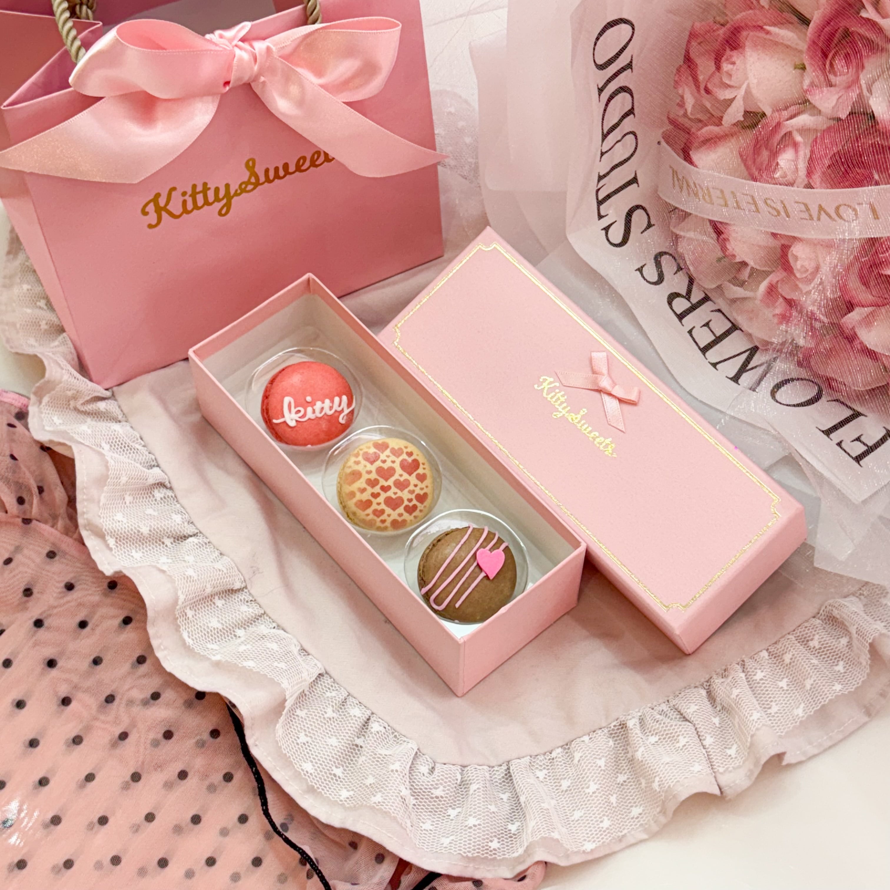 文字入れ◎ラブリーマカロンギフト3つ入り♡チョコ・バニラ・フレーズ　ピンクボックス　プレゼント　母の日　スイーツ　手土産 3