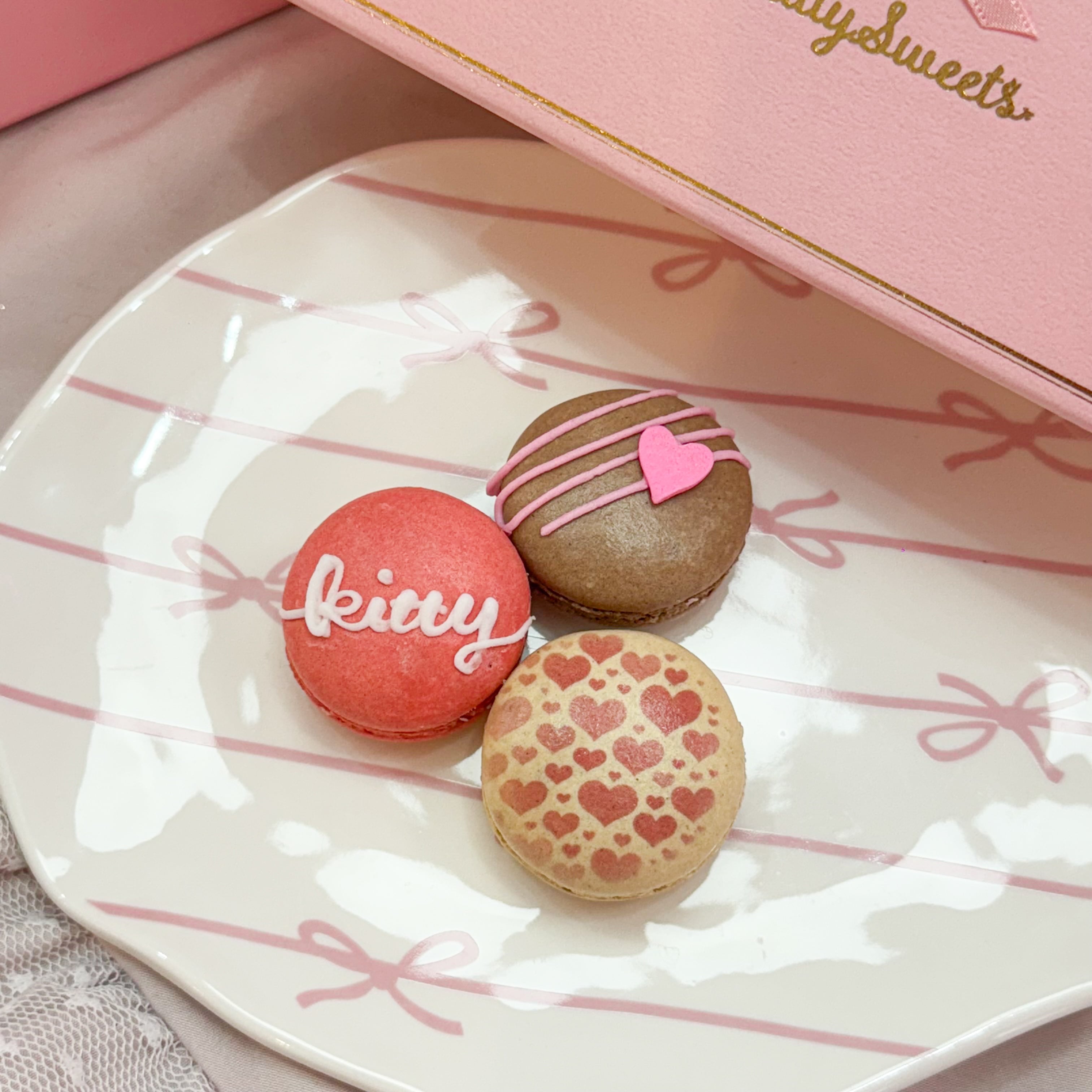 文字入れ◎ラブリーマカロンギフト3つ入り♡チョコ・バニラ・フレーズ　ピンクボックス　プレゼント　母の日　スイーツ　手土産