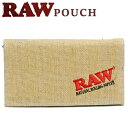 商品説明RAW Travel Pouchロウ トラベルポーチ。RAWブランドのシンプルなヘンプ製ポーチです。たばこ葉やペーパー、フィルターなどお好みのアイテムを収納できます。 小物ポケットも完備で、ラバーバンドで固定できるので持ち運びに便利。ポーチスタイルのたばこがそのまま入ります。 内側にアルミシートを使用。葉の収納に保湿等を考慮したつくり。 配送についてネコポス（ポスト投函便）にて発送致します。ネコポス許容数を超える場合、宅配便配送商品との同梱の場合、宅配便にて発送致します。ネコポスの場合：4つまでOK　【ネコポス可】商品詳細用途シャグタバコ、手巻きタバコ用品入れ素材外側：ヘンプ、内側：アルミシートサイズ155×87mm重さ53g付属品ビニール入り発売元柘製作所RAW Travel Pouchロウ トラベルポーチ シャグポーチ