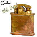 商品説明Colibri 308M-003 Wild Brass コリブリ オイルライター ワイルドブラス 小振りな大きさ、レトロな雰囲気の中にも上品さが漂う、大人カワイイ オシャレな オイルライター"コリブリ"。 真鍮にコーティングを施さない"ワイルドブラス"。「ブラス本来の風合いを楽しんで頂きたい」というメーカーの意向により、変色止めを行っておりません。通常の使用で徐々に表面が酸化されて酸化銅という皮膜に覆われくすんだ色に変化していきます。使い込むほどに表情が変わり、世界に一つだけのライターへ進化していきます。 ワイルドブラス加工についてブラス素材本来の風合いを生かすため、あえて仕上げの磨き加工を行なわずにワイルドに仕上げた加工方法です。従って、表面に腐食独特の変色や細かいキズなどがついている場合があります。また、風合いには個体差があり、画像は見本となります。一期一会の出会いとも言える風合い。ご了解の上お買い求めください。 着火方法着火レバーを親指で下方に押し下げるとキャップが開きます。そのまま垂直まで押し下げた位置で着火レバーを離すと着火！。バネの力でレバーが戻る反動でヤスリを擦って着火する独特な着火スタイルです。商品詳細タイプ燃焼式フリントオイルライター炎タイプ普通火着火方式フリント（発火石）燃料タイプオイル補充式加工ワイルドブラス加工サイズ48×38×12mm重さ55.2g付属品取扱説明書兼保証書（2年保証）、専用紙箱＆スリーブ発売元ウインドミル消耗品 メーカー希望小売価格はメーカーサイトに基づいて掲載していますColibri コリブリ フリントオイルライター ワイルドブラス