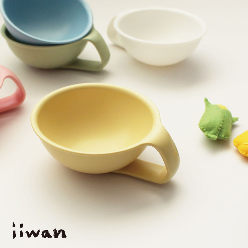 「iiwan（いいわん）」の食器の原料は、とうもろこし。カラーは塗装しているのではなく、天然鉱石による安全な着色剤を材料に練りこんで色付けがされています。そのため、色が剥がれることがなく、離乳食から幼児食以降まで長く使い続けられます。