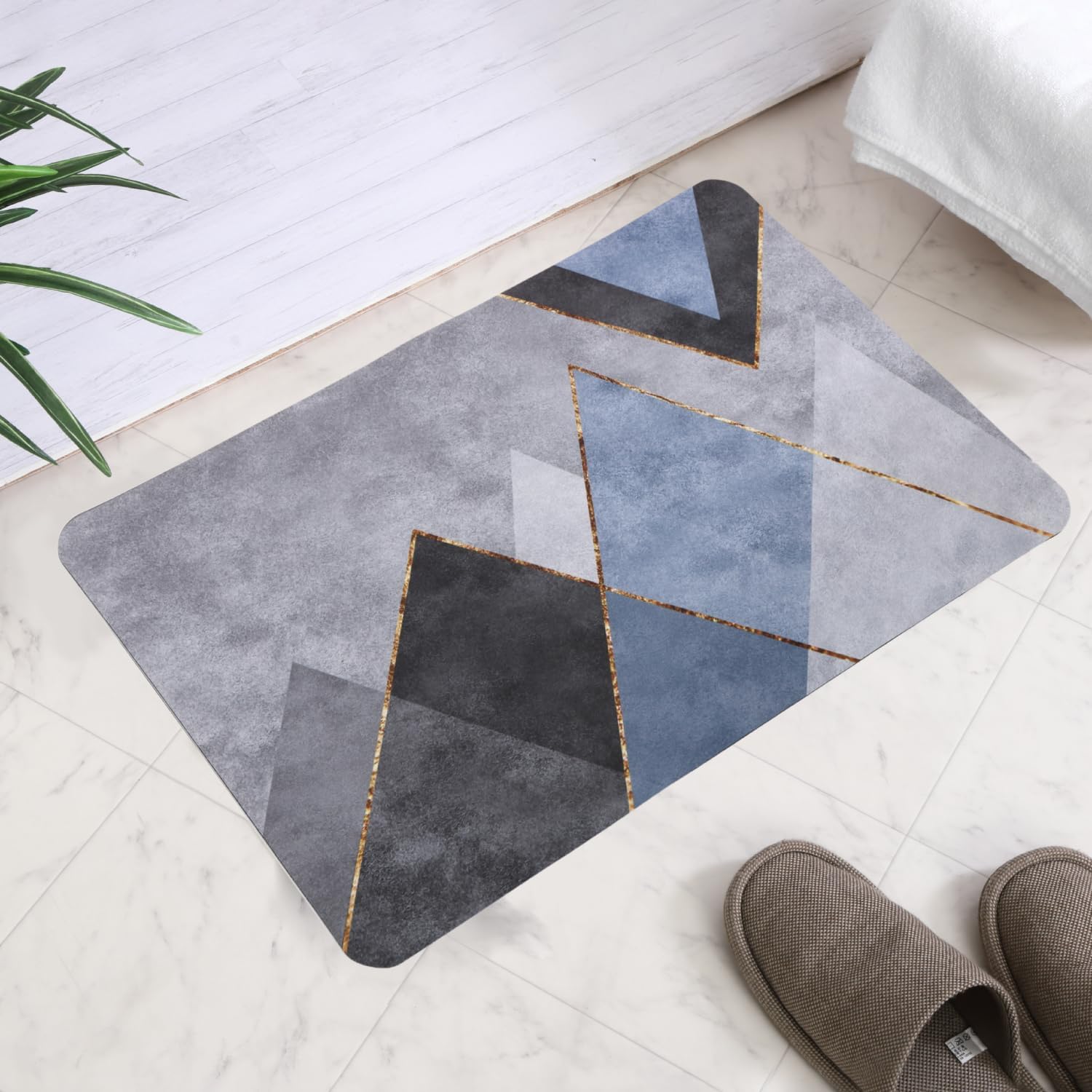 【珪藻土バスマット ソフトタイプ 角型 几何学デザイン 40×60cm 吸水速乾 防カビ 消臭 大判 厚い お風呂マット キッチンマット｜吸水性と速乾性に優れたソフトな珪藻土バスマットで、快適な浴室生活を実現！】 概要説明：珪藻土バスマットのソフトタイプで、吸水性と速乾性に優れ、浴室やキッチンなどでの使用に最適です。大判で存在感があり、防カビ・消臭効果も備えています。手洗いや洗濯機でも清潔に保てます。 ● 商品の特長 ● 吸水性と速乾性 無数の小さな穴により水分を蒸発させ、湿気による細菌の繁殖を抑えるとともに、いつでもサラサラな足元を実現しました。 ● 防カビ・消臭効果 珪藻土の特性により、常に乾燥状態を保ち、不衛生なバイ菌やカビ菌、ダニの繁殖を防ぎます。 ● ソフトな素材 従来の硬い珪藻土マットとは異なり、柔らかくスポンジを踏むような感覚で、冷たさや割れる心配がありません。 ● 素材 ・ポリウレタン ・珪藻土 ● サイズ ・約40cm × 60cm ● こんなシーンにおすすめ ・浴室 ・キッチン ・洗面所 ・玄関 珪藻土バスマットは、吸水性と速乾性に優れており、防カビ・消臭効果も備えており、お風呂やキッチンでの使用に最適です。ソフトな素材で心地よく、安心してご使用いただけます。 ご注意： ・サイズは手作業のため誤差が生じる場合があります。 ・モニターにより色味が異なる場合があります。色: 丸型トラック色: 大理石デザイン色: 角型グリーン色: 角型グレー色: 角型トラック色: 角型ネイビー色: 角型幾何学デザイン