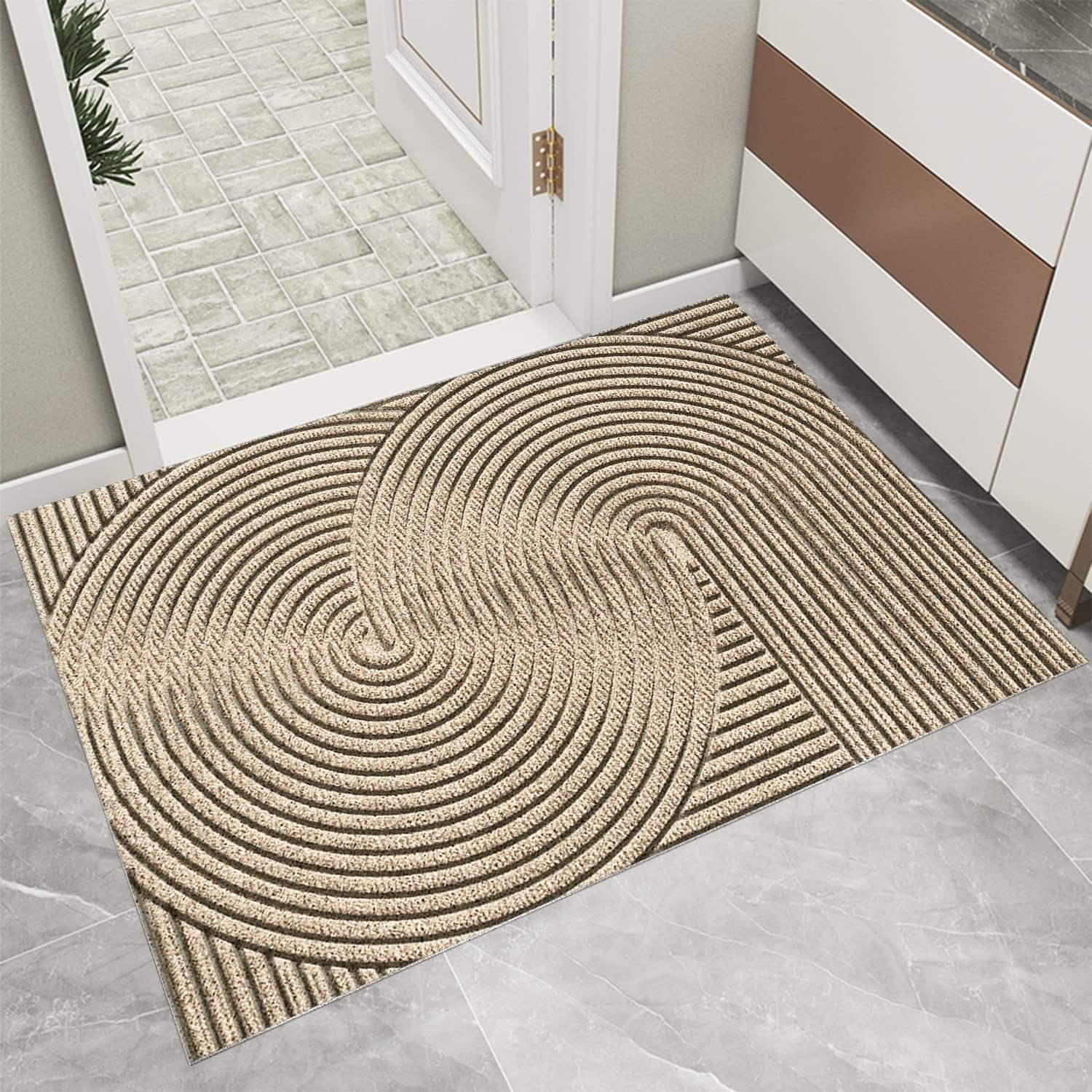 【玄関マット ペット対応 水や日差しに強く 耐水性 防滑 無地 60×90cm カーキ 大容量 おしゃれ 家庭用 店舗用｜ペットと暮らす家に最適！耐水・防滑の無地玄関マット】 概要説明：ペットとの暮らしに最適な耐水・防滑機能を備えた無地の玄関マット。水や日差しに強く、汚れても簡単に洗えるため、家庭や店舗での使用に最適です。カーキ色でどんなインテリアにも自然に調和するデザイン。お手入れが楽で、耐久性も優れています。 ターゲット：ペット飼い家庭、店舗、オフィス ● 商品の特長 ● 耐水性 水や日差しに強く、汚れたらホースで丸洗い可能です。 ● 防滑性能 裏面には滑り止め加工が施されており、子供や高齢者にも安心してご使用いただけます。 ● 耐久性 PVC素材により、ヘタリにくくクッション性と耐摩耗性に優れており、長期間使用できます。 ● 素材 ・PVC素材 ● サイズ ・幅60cm × 長さ90cm ● こんなシーンにおすすめ ・ペットとの暮らし ・店舗・オフィスの玄関 ペットと暮らす家庭やビジネスシーンに最適な玄関マット。耐水性と防滑性能を兼ね備え、清潔で快適な空間づくりをお手伝いします。おしゃれなデザインでどんな場所にもマッチし、使い勝手の良いサイズと機能性が魅力です。 ご注意： ・サイズは手作業のため誤差が生じる場合があります。 ・モニターにより色味が異なる場合があります。