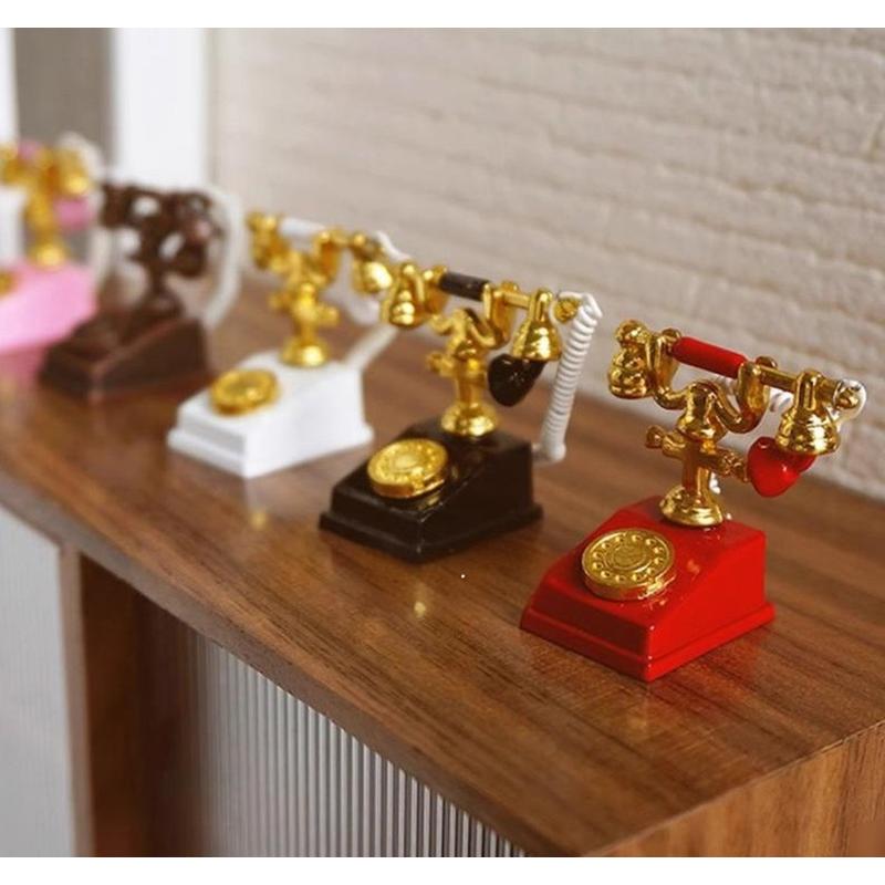 【ミニチュア電話｜アンティークな雰囲気で空間を彩る】 1/12スケールのドールハウスやフィギュアの世界観を高める、精巧なミニチュア電話です。 合金素材を使用した重厚な質感と、細部までこだわったレトロなデザインが特徴。 OB11やBJDなどのドールアクセサリーとしてだけでなく、撮影の小道具やインテリアのアクセントとしても活躍します。 ● 商品の特長 ● 高級感のある合金素材 プラスチックではなく合金を使用しているため、手に取った際の重みと冷たさが本物のアンティーク電話を彷彿とさせます。塗装も丁寧で、経年変化のような風合いを表現しています。 ● 精巧なディテール再現 受話器のコード部分やダイヤル、本体の形状など、細部までリアルに造形されています。遠目から見ても存在感があり、ドールハウスのインテリアとしての完成度を高めます。 ● 多彩なアレンジが可能 ドールの手元に持たせるのはもちろん、机の上や棚の上に置くだけでおしゃれなディスプレイになります。DIY作品のパーツや、写真撮影の背景小物としてもおすすめです。 ● 素材・仕様 ・素材：合金、その他 ・サイズ： タイプA〜D：幅1.1cm × 奥行1.7cm × 高さ1.2cm タイプE〜J：幅1.6cm × 奥行2.1cm × 高さ3.0cm ・重量：素材により適度な重みがあります（軽量すぎない質感） ・カラーバリエーション：A.B.C.D.E.F.G.H.J よりお選びいただけます ● こんなシーンにおすすめ ・ドールハウスやジオラマの家具・小物として ・OB11、BJD、リカちゃん人形などのアクセサリーとして ・ミニチュアコレクションやディスプレイの装飾として ・ハンドメイド作品やクラフトの素材として ・フォトジェニックな撮影用小道具として 小さなアイテムですが、その存在感は抜群です。あなたの大切なドールやコレクションスペースに、レトロで落ち着いた雰囲気をプラスしませんか？自分用はもちろん、ミニチュア好きの方へのプレゼントやギフトにも喜ばれる一品です。 ご注意： ・サイズは手作業のため多少の誤差が生じる場合があります。 ・モニターの設定により実物と色味が異なる場合があります。 ・本商品はミニチュア電話1点の販売となります。人形や他の家具は含まれません。 ・小さなお子様の誤飲防止のため、手の届かない場所で保管してください。