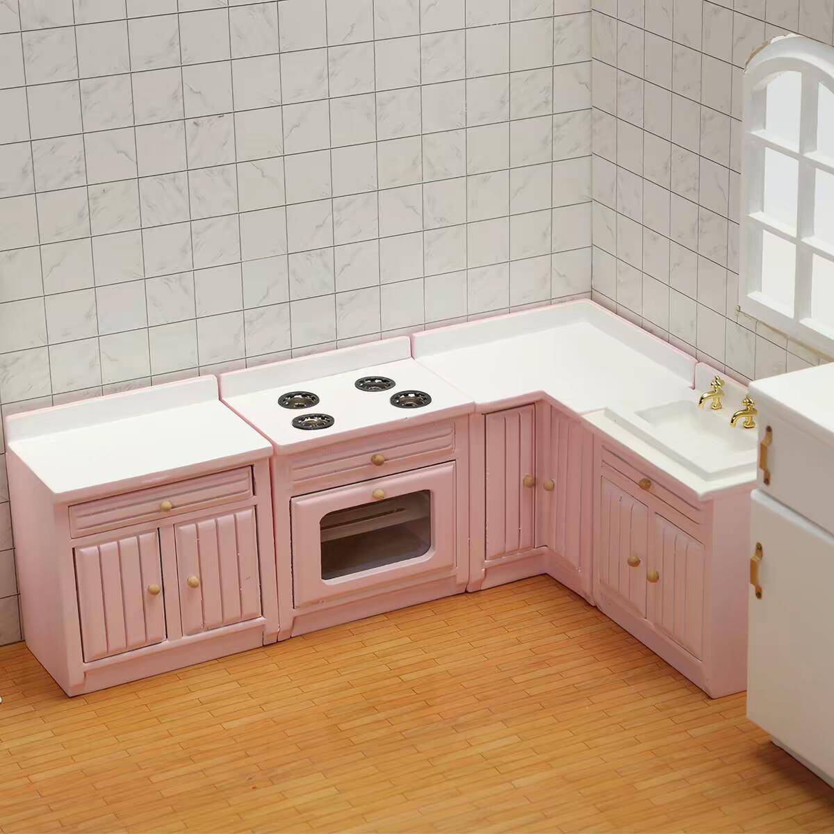 【ドールハウス用ミニチュア家具｜木製システムキッチンセット】 1/12スケールのドールハウスやジオラマ製作に最適な、木製のシステムキッチン4点セットです。レンジやシンクなど細部まで丁寧に作られており、リアルな空間演出が可能です。手作り（DIY）やホビーとして、お子様の知育玩具やインテリアとしてもご活用いただけます。 ● 商品の特長 ● リアルな木製質感 温かみのある天然木を使用しており、プラスチック製とは異なる高級感と自然な風合いが楽しめます。 ● 充実の4点セット キッチンに必要な主要な家具が含まれており、これだけで本格的なミニチュアキッチンの完成です。 ● 1/12スケール対応 一般的なドールハウスやフィギュアとの相性が良く、部屋全体のコーディネートを楽しく彩ります。 ● 素材・仕様 ・素材：木 ・サイズ：写真参照（1/12スケール準拠） ・重量：軽量（商品情報により変動） ● こんなシーンにおすすめ ・ドールハウスのインテリアカスタマイズ ・子供の知育玩具やごっこ遊び ・ハンドメイド作品のアクセントや撮影用小道具 大切な人の特別な空間を演出する、こだわりのミニチュア家具です。手作りの楽しさと完成時の喜びをぜひご堪能ください。 ご注意： ・こちらの商品は海外生産された輸入品です。輸送中に包装の型崩れ等がある場合がございますが、商品自体には問題ありません。 ・海外製品のため、日本製と比べ若干の小さなキズ、汚れ、接着剤のはみ出し等が見られる場合がありますが、使用に支障のない範囲ですのでご了承ください。 ・小さなパーツが含まれていますので、誤飲防止のため小さなお子様が扱う際は十分にご注意ください。 ・モニター環境により、実物と色味が異なる場合があります。 ・サイズは手作業のため多少の誤差が生じる場合があります。