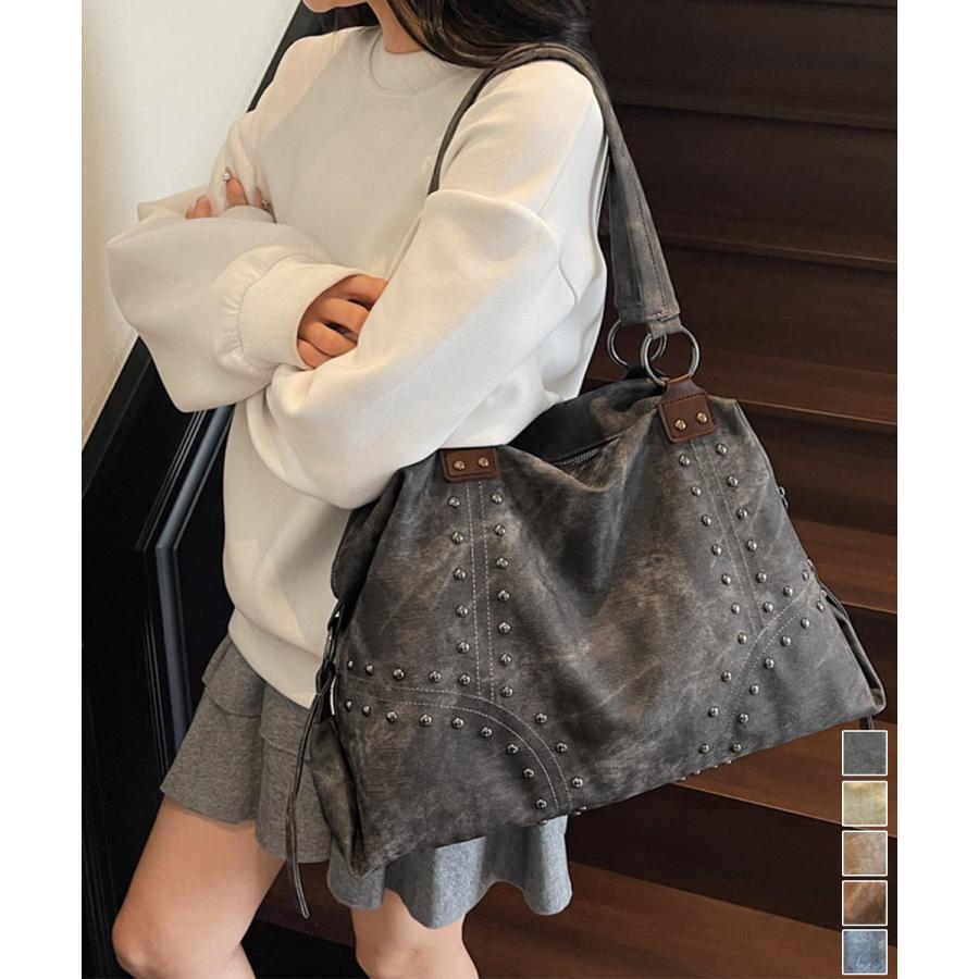 【トートバッグ レディース 大容量 かばん｜古着風ヴィンテージデザイン】 レトロで個性的な雰囲気を放つ、スタッド加工が施されたトートバッグ。A4ファイルや小物類をすっぽり収める大容量設計で、通勤・通学から週末のお出かけまで幅広く活躍します。ファスナー開閉式なので中身が落ちにくく、セキュリティ面でも安心。軽量で持ち運びやすく、日々のライフスタイルに馴染む一品です。 ● 商品の特長 ● 大容量収納力 A4サイズ、iPad mini、長財布、キーケースなど、必要なアイテムを余裕を持って収納可能。マチもしっかり確保されており、整理整頓しやすい構造です。 ● 便利なファスナー仕様 開口部はスムーズに動くファスナーで閉じるため、歩行中の物の飛び出しや落下を防ぎます。プライバシーを守りながら安心して使用できます。 ● 軽量で疲れにくい 本体重量を抑えた設計となっているため、長時間の持ち運びでも肩への負担が軽減されます。デイリーユースに最適です。 ● 素材・仕様 ・素材：合成皮革+ポリエステル ・サイズ：高さ約27cm × 上横幅約37cm × 底横幅約40cm × マチ約13cm ・持ち手長さ：約57cm（調節不可） ・重量：約404g ・裏地：あり / 内ポケット：あり ● こんなシーンにおすすめ ・毎日の通勤・通学用バッグとして ・オフィスでの書類入れやPC入れとして ・旅行や遠足などの持ち運び用として ・カジュアルなお出かけやデート用として 独特のヴィンテージ感と実用性を兼ね備えた、使いやすいトートバッグです。普段使いはもちろん、プレゼントとしても喜ばれるデザインですので、ぜひご検討ください。 ご注意： ・サイズは手作業のため多少の誤差が生じる場合があります。 ・モニターの設定により実物と色味が異なる場合があります。 ・生産過程における糸の継ぎ目やほつれ、染料の匂いなどは品質上の問題ではありません。風通しの良い場所で広げてお使いください。 ・他の衣類との摩擦や汗、水濡れによる色移りにご注意ください。カラー: ベージュカラー: ブルーカラー: ブラウンカラー: ダークベージュカラー: チャコールグレー