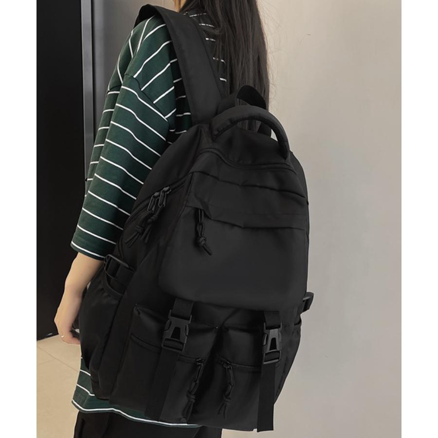【大容量バックパック｜フロントバックルデザイン 多機能収納】 概要説明：目を引くフロントバックルポケットが特徴の、黒色の大容量リュックサックです。A4サイズやノートPCもしっかり収納でき、通勤・通学・旅行など幅広いシーンで活躍します。軽量な素材を使用し、複数のポケットで荷物を整理可能。ストリートコーデからビジネスカジュアルまで、あらゆるスタイルにマッチする versatile なバッグです。 ターゲット：学生から社会人まで使えるユニセックスデザイン ● 商品の特長 ● 大容量＆高機能収納 A4ファイルやPCタブレット、長財布、キーケース、ペットボトルなど、日々の必需品をすっきり収納。内ポケットも充実しており、小物紛失を防ぎます。 ● スタイリッシュなデザイン シンプルながらフロントのバックルがアクセントとなったブラックカラー。スウェットデニムなどのカジュアルスタイルから、ジャケット合わせの大人っぽいコーディネートまで幅広く対応します。 ● 軽量で持ち運びやすい ナイロン調素材を採用し、約456gと非常に軽量。長時間背負っても負担が少なく、快適な移動をサポートします。 ● 素材・仕様 ・素材：ナイロン+ポリエステル ・サイズ：高さ約46cm × 上横幅約25cm × 底横幅約32cm × マチ約13.5cm ・重量：約456g ・裏地：あり / 内ポケット：あり ・生産国：中国 ● こんなシーンにおすすめ ・通勤・通学用バッグとして ・旅行・出張時の機内持ち込みやサブバッグとして ・マザーズリュックや日常のお出かけ用として 実用性とファッション性を兼ね備えた一冊。豊富な収納力と洗練されたデザインで、あなたの毎日をより便利におしゃれに演出します。 ご注意： ・サイズは手作業のため多少の誤差が生じる場合があります。 ・モニターの設定により実物と色味が異なる場合があります。 ・染色の特性上、発汗や摩擦により色落ちや色移りする可能性がありますのでご注意ください。 ・梱包時の畳みじわが生じている場合がございますが、品質上の問題はありません。カラー: ブラック