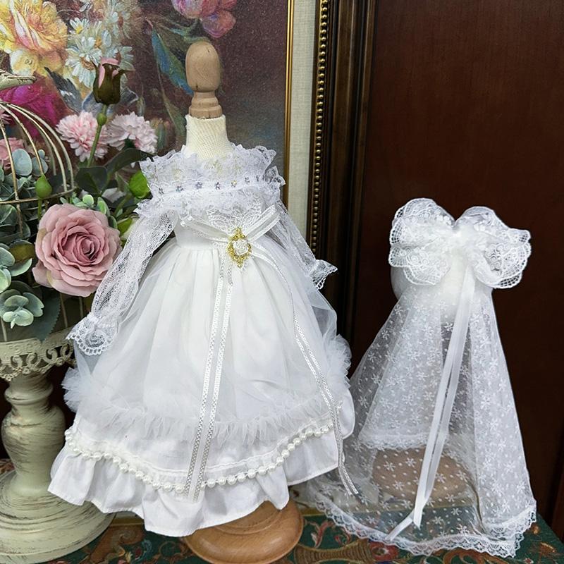 【ドールウェディングドレス 純白レース BJD ワンピース＆ベール 1/3 1/4 1/6 衣装 撮影用 花嫁ドレス｜クラシカルな花嫁スタイルを演出する人気のドール衣装】 概要説明：繊細なレースと上品なオーガンジーが美しい、BJDドール用の純白ウェディングドレスセットです。大切なドールをまるで本物の花嫁のように彩る特別な一着。ドレスとベールの2点セットで、撮影会や特別な記念日、ディスプレイにもぴったりです。ドール撮影に最適なデザインで、ロングベール付の豪華な仕様となっています。 ● 商品の特長 ● 高品質素材 コットンとレースを使用し、柔らかく軽い着心地を実現しています。 ● クラシカルなデザイン オフショルダー仕様で肩元を優しく見せ、ウエストにはリボンとチャームをあしらい、可憐な印象を演出します。 ● 多用途対応 撮影用、コレクション、ディスプレイ、プレゼントなど幅広いシーンで活躍します。 ● 素材 ・コットン ・レース ● サイズ ・1/4 BJDドール用 ・1/6 BJDドール用 ・1/3 BJDドール用 ・アニメーターコレクションドール用 ・ブライスドール用 ・20cmぬいぐるみ用 ・40cmぬいぐるみ用 ・15cmぬいぐるみ用 ・ステラ・ルーSサイズ用 ● こんなシーンにおすすめ ・ドール撮影 ・コレクション ・ディスプレイ ・プレゼント 人気のドールウェディングドレスとして、多くのユーザーから高い評価をいただいているアイテムです。ドール撮影や特別な記念日にぴったりの、ロングベール付の豪華なデザインが魅力です。ぜひこの機会にご検討ください。 ご注意： ・サイズは手作業のため誤差が生じる場合があります。 ・モニターにより色味が異なる場合があります。