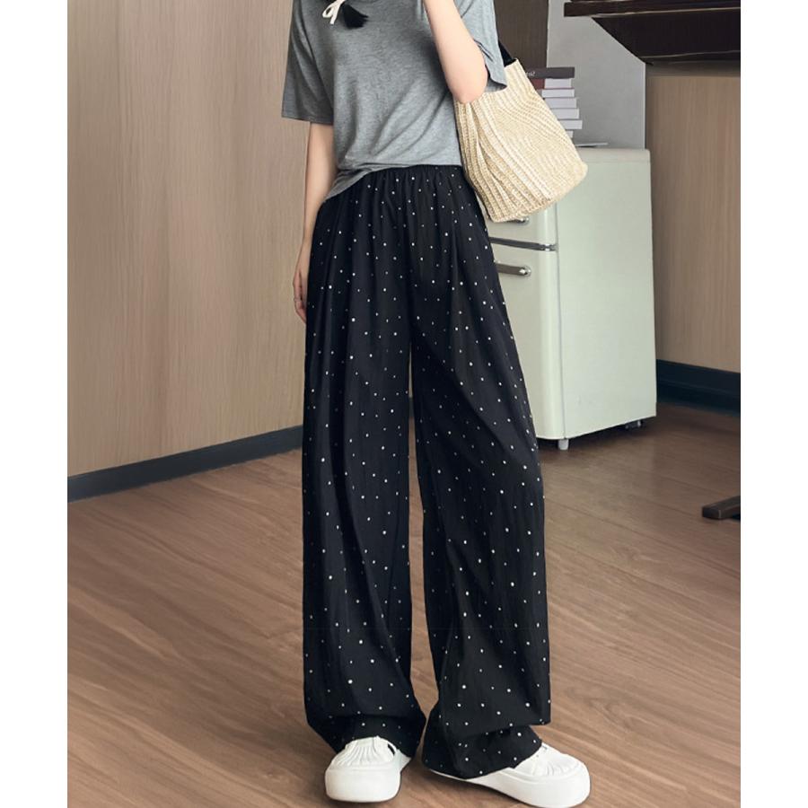 【ドット柄 ハイウエストワイドパンツ 薄手 サイズM/L 通勤用 大人可愛い おしゃれ 夏向け｜軽やかな素材で快適な着心地。夏のコーデに最適】 概要説明：ドット柄のハイウエストワイドパンツは、軽やかで涼しげな素材を使用し、暑い季節でも快適に着られるアイテムです。ワイドシルエットが気になるラインをカバーしながら、抜け感のある大人スタイルに仕上げています。シンプルなトップスと合わせるだけで、こなれた夏コーデが完成します。カジュアルにもきれいめにも合わせやすい今季おすすめの一本です。 ● 商品の特長 ● 軽やかな素材 さらっとした肌触りで、暑い季節でも快適な着心地を実現します。 ● ワイドシルエット 気になるラインをカバーしつつ、抜け感のある大人スタイルに仕上げます。 ● 多用途対応 シンプルなトップスと合わせるだけで、こなれた夏コーデが完成します。カジュアルにもきれいめにも合わせやすいです。 ● 素材 ・ポリエステル100% ● サイズ ・M: 着丈約96cm / 股下約63cm / ウエスト(ゴム仕様)約60-80cm / ヒップ約110cm / もも周り約68cm ・L: 着丈約98cm / 股下約64cm / ウエスト(ゴム仕様)約62-82cm / ヒップ約112cm / もも周り約70cm ● こんなシーンにおすすめ ・通勤 ・日常使い ・夏のコーデ 締めくくりメッセージ：ドット柄のハイウエストワイドパンツは、夏のコーデに最適なアイテムです。軽やかな素材で快適な着心地を実現し、カジュアルにもきれいめにも合わせやすいので、今季おすすめの一品です。 ご注意： ・サイズは手作業のため誤差が生じる場合があります。 ・モニターにより色味が異なる場合があります。カラー: ブラックカラー: アイボリーカラー: ライトブルーカラー: ピンク