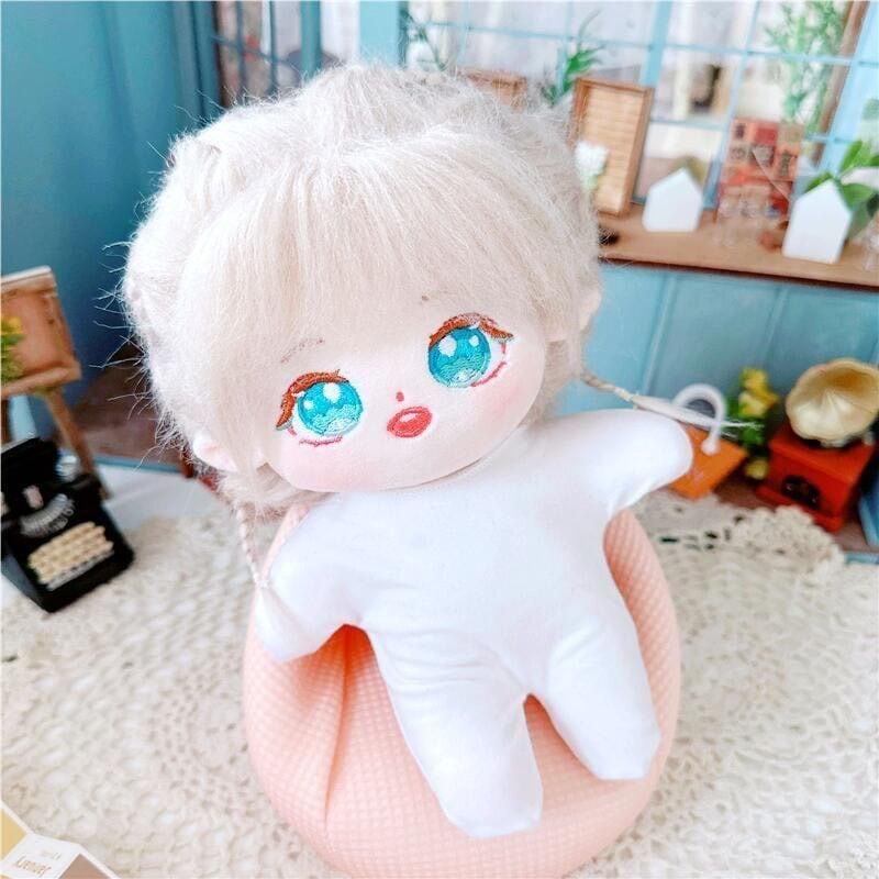 【ぬいぐるみ服 色移り防止｜人気の推し活アイテム！着せ替えで楽しむぬいぐるみ服】 概要説明：ぬいぐるみに着せるための色移り防止インナー。10cm〜20cmの全サイズに対応し、着せ替えが楽しめるデザインです。推し活やアイドル活動にも最適で、プレゼントにもおすすめ。人気のキャンペーンも実施中！ ターゲット：キッズ、レディース 使用シーン：推し活、日常使い、プレゼント ● 商品の特長 ● 色移り防止加工 ぬいぐるみの色が移らないように設計されています。 ● 全サイズ対応 10cm〜20cmまで幅広く対応し、さまざまなサイズのぬいぐるみに着せられます。 ● 着せ替え可能 シンプルなデザインで、着せ替えが楽しめるようになっています。 ● 素材 ・綿 ・ポリエステル ● サイズ ・10cm〜20cm（全サイズ対応） ● こんなシーンにおすすめ ・推し活 ・アイドル活動 ・プレゼント ・日常使い 締めくくりメッセージ：ぬいぐるみをもっと楽しくするためのアイテム。色移り防止機能付きで安心して使えるのが魅力。推し活やプレゼントにもおすすめです！ ご注意： ・サイズは手作業のため誤差が生じる場合があります。 ・モニターにより色味が異なる場合があります。