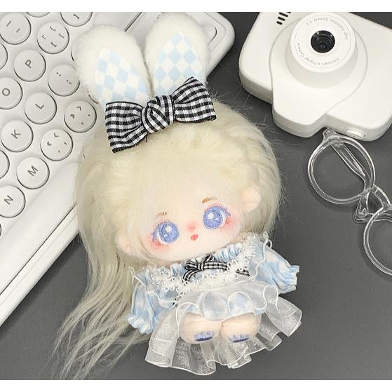 【ぬいぐるみ用 アリス風 うさ耳 10cm ウサ服 ハロウィン向け】 概要説明：ハロウィンパーティーにぴったりなアリス風のぬいぐるみ用ウサ耳と衣装の4点セットです。10cmサイズのぬいぐるみに合わせたデザインで、シンプルかつキュートな見た目に仕上がっています。お気に入りのぬいぐるみをさらに可愛く演出できるアイテムです。 ターゲットや使用シーン：キッズ向け、ハロウィンパーティー、プレゼント、オーナメント ● 商品の特長 ● アリス風デザイン ハロウィンにぴったりなユニークなアリス風のデザインで、かわいらしさを引き立てます。 ● 10cmサイズ対応 標準的な10cmサイズのぬいぐるみにフィットするように設計されており、簡単に着せることができます。 ● 4点セット ウサ耳、上着、下着、チェックリボン（クリップ）の4点が含まれており、一品で完成します。 ● 素材 ・綿混紡地 ・ポリエステル ● サイズ ・約10cmのぬいぐるみ用 ● こんなシーンにおすすめ ・ハロウィンパーティー ・キッズの遊び道具 ・プレゼントや贈り物 ハロウィンシーズンにぴったりのアリス風ぬいぐるみ用セット。シンプルながらもユニークなデザインで、お気に入りのぬいぐるみをより魅力的に演出できます。プレゼントにもおすすめです。 ご注意： ・サイズは手作業のため誤差が生じる場合があります。 ・モニターにより色味が異なる場合があります。