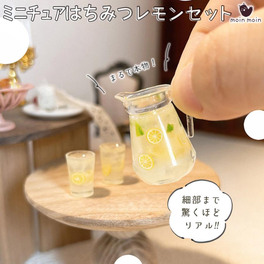 【ドールハウス用 レモネード セット 1/6 1/12 スケール ミニチュア 食器 夏 氷 コップ 2個 & ピッチャー イエロー｜レモンウォーターカフェを再現！ドール撮影に最適なミニチュアセット】 概要説明：レモンウォーターカフェの雰囲気を再現したドールハウス用ミニチュアセット。1/6と1/12スケールに対応し、夏のカフェシーンを演出します。ピッチャーとコップが2個付属し、ドール撮影やインテリアディスプレイにも最適です。 ターゲットや使用シーン：ドールハウス愛好家、ミニチュア食器好き、ドール撮影者、ハンドメイド小物ユーザー ● 商品の特長 ● リアルなデザイン 透明感のあるピッチャーとコップで、レモンウォーターカフェの雰囲気を再現します。 ● 幅広いスケール対応 1/6と1/12スケールに対応しており、リカちゃんやブライスなど多くのドールに合わせて使用可能です。 ● 使い方の自由度が高い ドール撮影やインテリアディスプレイとしてだけでなく、ハンドメイドスイーツの彩りとしても活躍します。 ● 素材 ・プラスチック ・樹脂 ● サイズ ・ピッチャー：2.1×2.8cm ・コップ：1.5×1cm ※詳しくは画像をご覧ください ● こんなシーンにおすすめ ・ドールハウスの装飾 ・ドール撮影の小物 ・ハンドメイドスイーツの彩り ・インテリアディスプレイ 締めくくりメッセージ：ドールハウスや撮影用に最適なレモネードセット。夏のカフェ風景をリアルに再現するための必需品です。 ご注意： ・サイズは手作業のため誤差が生じる場合があります。 ・モニターにより色味が異なる場合があります。