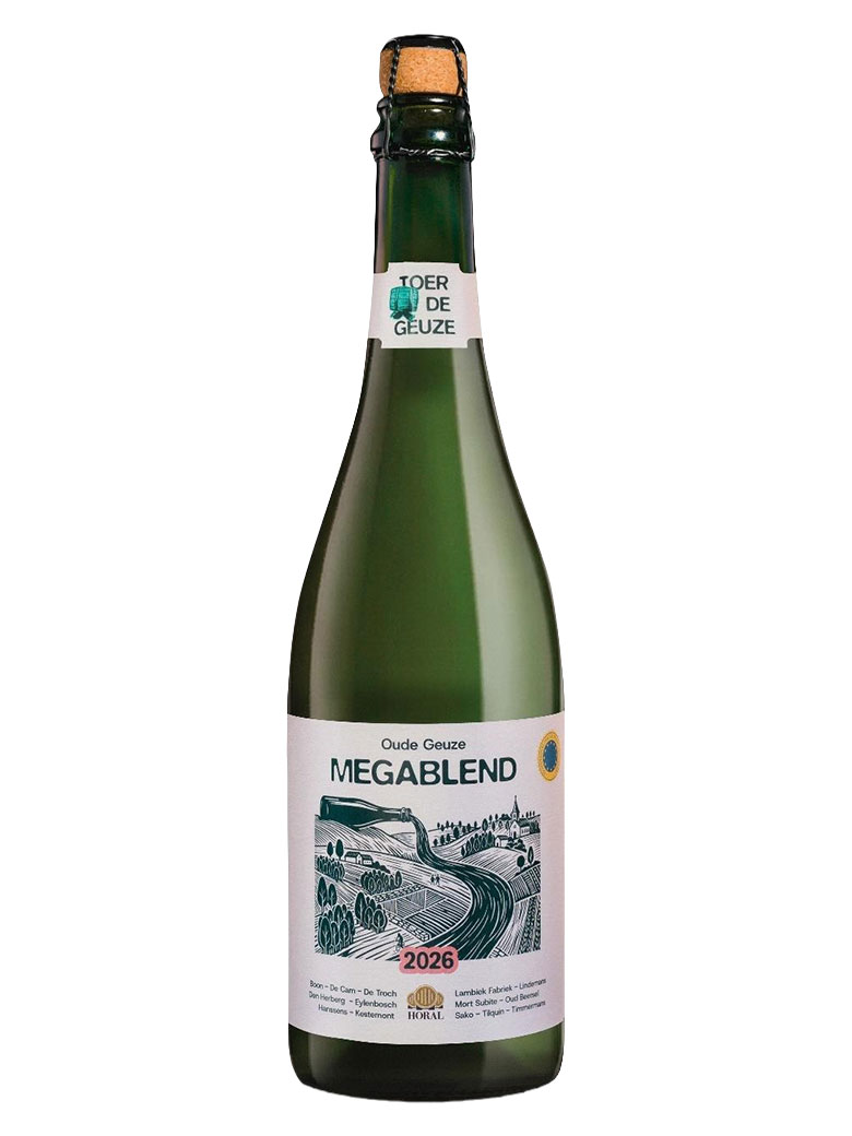 ベルギー ビール ホーロウ メガブレンド2026 750ml の解説 「ホーロウ・メガブレンド」はベルギーの本格的なランビックの生産を保護する団体HORALによるアウドグーズで、2年に一度、メンバーに属するランビック生産者が各々提供する、熟成期間の異なるストレートランビックをブレンドして造るという、大変希少なアウドグーズです。 2009年ヴィンテージから2年毎に造られていて、今回が10番目のロットとなります。（2022年ヴィンテージは HORAL 発足25周年を記念して特別に造られた）。 750ml 瓶のみの仕様でシリアルナンバー入り数量限定生産です。 2026 年の第 16 回ツール・ドゥ・グーズ（HORAL が主催する、ランビック生産者 を巡るツアーで、今ではフラームス＝ブラバント州で最大のビールイベントとなっ ている）は 5 月の 9 日と 10 日に開催されます。ホーロウ・メガブレンド 2026 の 現地リリースはツール・ドゥ・グーズ 2026 の開催時に合わせてとなります。 今回の原酒提供の生産者（ブルワリー/ブレンダリー）ですが、過去最大の 14 生産 者となりました。 Boon（Lembeek）De Cam（Gooik）De Troch（Wambeek）Den Herberg（Buizingen） Eylenbosch（Zellik）Hanssens（Dworp）Kestemont（Sint-Gertrudis-Pede） Lambiek Fabriek （ Sint-Pieters-Leeuw ） Lindemans （ Vlezenbeek ） Mort Subite （Kobbegem）Oud Beersel（Beersel）Sako（Gooik）Tilquin（Bierghes）Timmermans （Itterbeek） 2022 年のデン・ヘルベルグに続いて、2023 年にエイレンボッシュ、2024 年にケス テモント、そして 2025 年にはサコが HORAL に加入しました。 ややオレンジがかった、にごりのあるゴールド。 泡立ち、泡持ちともにとても良い。 オークの香り、レモン、グレープフルーツのような柑橘類の香り、ビワ、プラム、青りんごのようなフルーティーな香り、バニラ、白ワイン、革、干し草などの香りも感じられます。 口に含むと、レモンやライムのような柑橘類のフレーバーをともなったさわやかな酸味が広がります。 ヨーグルトのような乳酸も感じられます。 やがてグレープフルーツの内果皮のような苦みが現れ、みずみずしい酸味とバランスよく続きます。 まだまだ寝かせても楽しみな逸品です。 英語表記：Horal's Oude Geuze Mega Blend2026原産国：ベルギー分類：ランビック原材料：麦芽、小麦、ホップアルコール度数：7.0％容量：750mlHoral's Oude Geuze Mega Blend ホーロウ メガブレンド2026