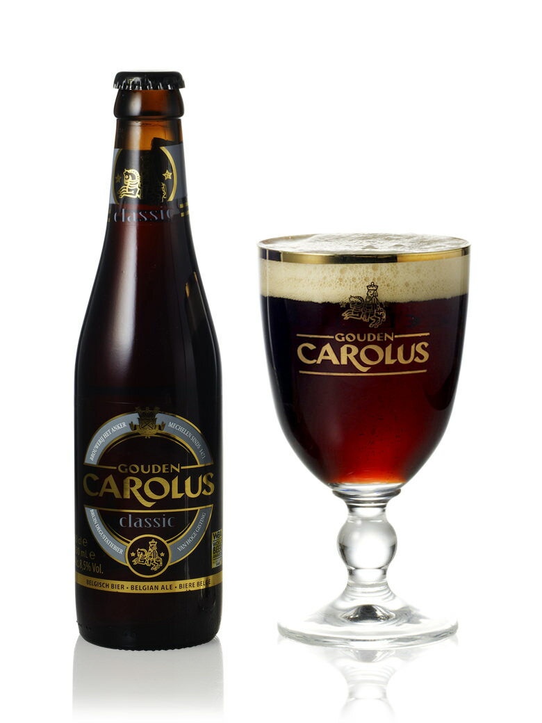 ベルギー ビール グーデン カロルス・クラシック の解説 赤みがかったダークブラウン。 干しぶどう、プラム、洋梨のようなフルーティーな香り、ホップからの青草のような香り、ハチミツ、クローブ、カラメルのような香りもあります。 甘味と酸味のバランスがよく複雑な味わいで、アルコール感もたっぷり。 英語表記：Gouden Carolus Classic 醸造所：ヘットアンケル醸造所 原産国：ベルギー 分類：スペシャルビール 原材料：大麦モルト、オレンジピール、コリアンダー、ホップ アルコール度数：8.5％ 容量：330ml グーデンカロルス 専用グラスについて 聖杯型です。 サイズ：口径83mm x 高さ150mm 容量：350ml(グラスの容量は水で計測) セット内容：グーデン カロルス・クラシック330ml 1本　グーデンカロルス 専用グラス 1脚Gouden Carolus グーデン・カロルス・クラシック