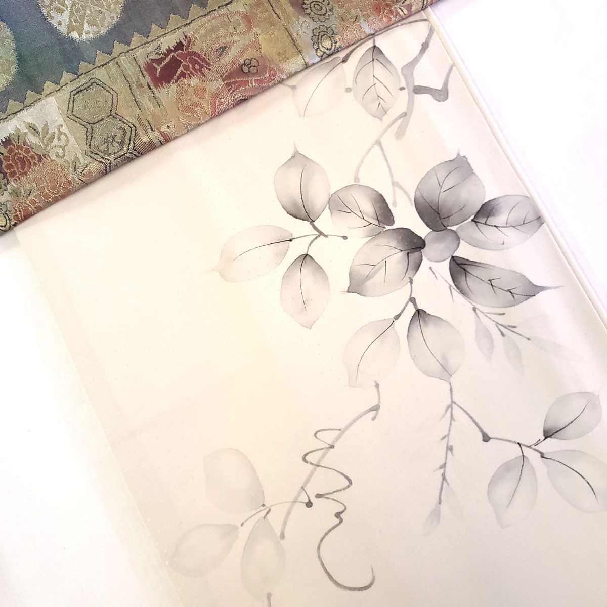 乐天商城 - 正絹 小紋 墨絵／クリーム色 木の葉 光沢のある上品な生地 訪問着 身丈142cm 裄丈49cm
