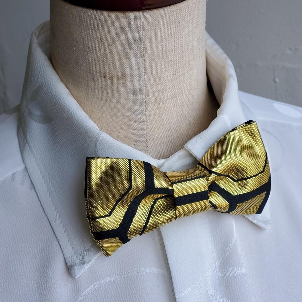 Obi 蝶ネクタイ　ゴールド黒亀甲紋様　／日本製　シルク　正絹　伝統美　礼服　英国　ネクタイ　紳士　フォーマル　着物　帯　メンズ シルク 無地 結婚式 新郎 お色直し 披露宴 燕尾服 合唱団 オーケストラ 指揮者 衣装 イベント ボウタイ