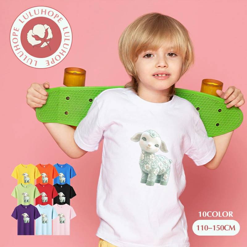 着こなしやすい『プリント半袖Tクリスマス』 ゆるっとBOXシルエットでおしゃれカジュアルに 程よいゆるさが魅力のBOXシルエット。 デイリーからお出かけまで、どんなシーンでもおしゃれに着こなせる万能な1枚です。 多種多様なプリントシリーズで選ぶ楽しさを 親子で一緒に服を選ぶ特別な時間に。 豊富なデザイン、シルエット、素材から、毎日のコーディネートをもっと楽しく。 今日はどれにする？ こだわりの素材：綿100% 吸汗性抜群：汗ばむ季節でも快適な着心地 丈夫で型崩れしにくい：ご家庭の洗濯にも安心 スタイリング提案 デイリー：ベーシックなボトムスで通園?通学コーデに おしゃれ感：トレンドのゆるボトムスやフレアパンツでこなれた印象に 夏のおすすめ：アウトドアテイストやカラーパンツで季節感をプラス 今年の夏は『プリント半袖Tクリスマス』で親子のスタイリングをもっと楽しんでみませんか？ 検索キーワード: おしゃれ かっこいい かわいい カジュアル シンプル ベーシック 綿100% コットン カットソー 着まわし まとめ買い 洗い替え ブラック 黒 クロ くろ 黒色 ホワイト ほわいと しろ 白 シロ グレー ぐれー グレイ 灰 灰色 はいいろ 黄色 黄 きいろ キイロ イエロー ピンク パープル ぱーぷる 紫 むらさき 入園 入学 入園準備 入学準備 新学期 お揃い 衣装 キッズ KIDS 服 洋服 子供服 子ども服 子供 子ども ボーイズ 男の子 男児 男子 男 おとこ ガールズ 女の子 女児 女子 女 おんな トップス 上着 Tクリスマス ティークリスマス ティクリスマス 半袖 半T はんそで はん袖 半そで 保育園 幼稚園 小学生 小学校 ジュニア トドラー 通園用 通園 通学用 通学 体操服 体育 運動会 体育会 スポーツ スポーティ カラバリ ダンス プチプラ 110 120 130 140 春 夏 春物 夏物 アメカジ