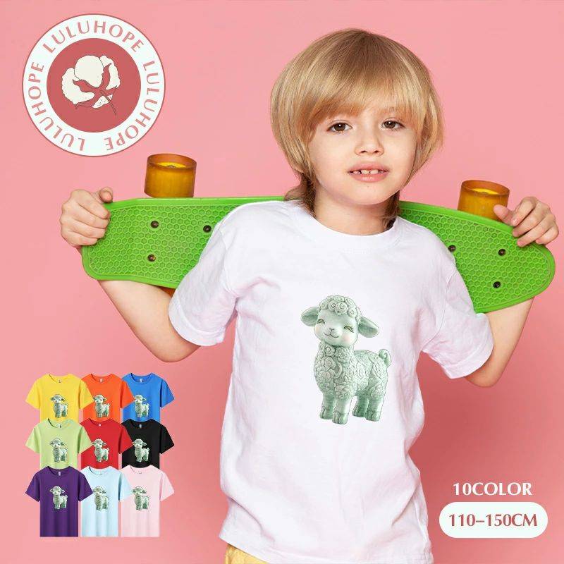 着こなしやすい『プリント半袖Tクリスマス』 ゆるっとBOXシルエットでおしゃれカジュアルに 程よいゆるさが魅力のBOXシルエット。 デイリーからお出かけまで、どんなシーンでもおしゃれに着こなせる万能な1枚です。 多種多様なプリントシリーズで選ぶ楽しさを 親子で一緒に服を選ぶ特別な時間に。 豊富なデザイン、シルエット、素材から、毎日のコーディネートをもっと楽しく。 今日はどれにする？ こだわりの素材：綿100% 吸汗性抜群：汗ばむ季節でも快適な着心地 丈夫で型崩れしにくい：ご家庭の洗濯にも安心 スタイリング提案 デイリー：ベーシックなボトムスで通園?通学コーデに おしゃれ感：トレンドのゆるボトムスやフレアパンツでこなれた印象に 夏のおすすめ：アウトドアテイストやカラーパンツで季節感をプラス 今年の夏は『プリント半袖Tクリスマス』で親子のスタイリングをもっと楽しんでみませんか？ 検索キーワード: おしゃれ かっこいい かわいい カジュアル シンプル ベーシック 綿100% コットン カットソー 着まわし まとめ買い 洗い替え ブラック 黒 クロ くろ 黒色 ホワイト ほわいと しろ 白 シロ グレー ぐれー グレイ 灰 灰色 はいいろ 黄色 黄 きいろ キイロ イエロー ピンク パープル ぱーぷる 紫 むらさき 入園 入学 入園準備 入学準備 新学期 お揃い 衣装 キッズ KIDS 服 洋服 子供服 子ども服 子供 子ども ボーイズ 男の子 男児 男子 男 おとこ ガールズ 女の子 女児 女子 女 おんな トップス 上着 Tクリスマス ティークリスマス ティクリスマス 半袖 半T はんそで はん袖 半そで 保育園 幼稚園 小学生 小学校 ジュニア トドラー 通園用 通園 通学用 通学 体操服 体育 運動会 体育会 スポーツ スポーティ カラバリ ダンス プチプラ 110 120 130 140 春 夏 春物 夏物 アメカジ