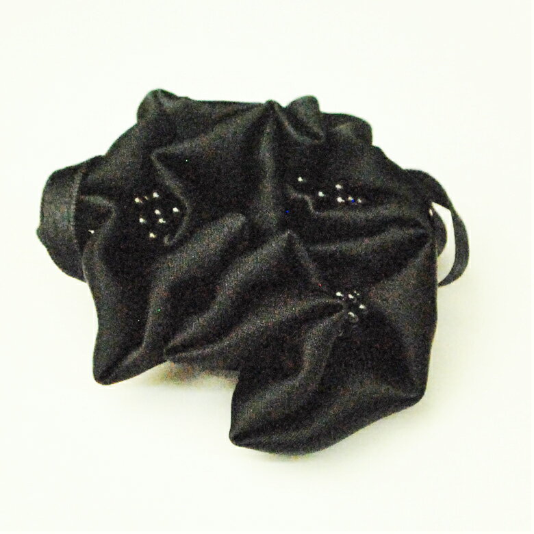 サテン素材の小さい野薔薇風ブローチ（ブラック）：R103【礼服・喪服のアクセサリー】【メール便可】