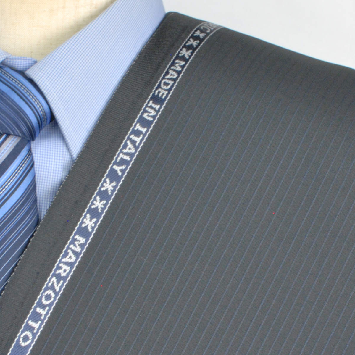 【A】:お好みの素材Marzotto イタリア製生地:POALR3052-1280-11ビッグサイズ(bigsize)の方に最適 ミッドナイトブルー色のストライプ柄合物(スリーシーズン)パターンオーダースーツのS上下出来上がり価格