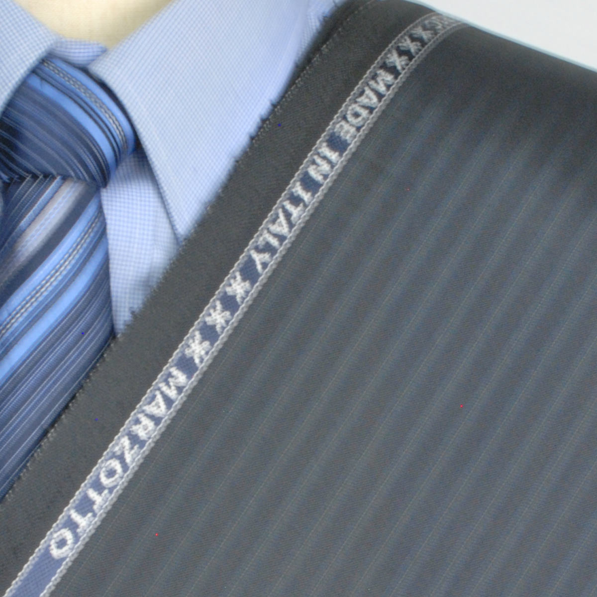 【A】:お好みの素材Marzotto イタリア製生地:POALR3052-1580-31ビッグサイズ(bigsize)の方に最適 ミッドナイトブルー色のストライプ柄合物(スリーシーズン)パターンオーダースーツのS上下出来上がり価格