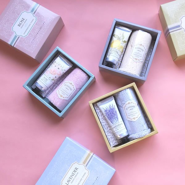 プチギフト 500円 雑貨 ハンドクリーム ギフト 女性 ふんわりハンカチ セット 退職 異動 プレゼント かわいい クリスマス おしゃれ 雑貨 lal fil...