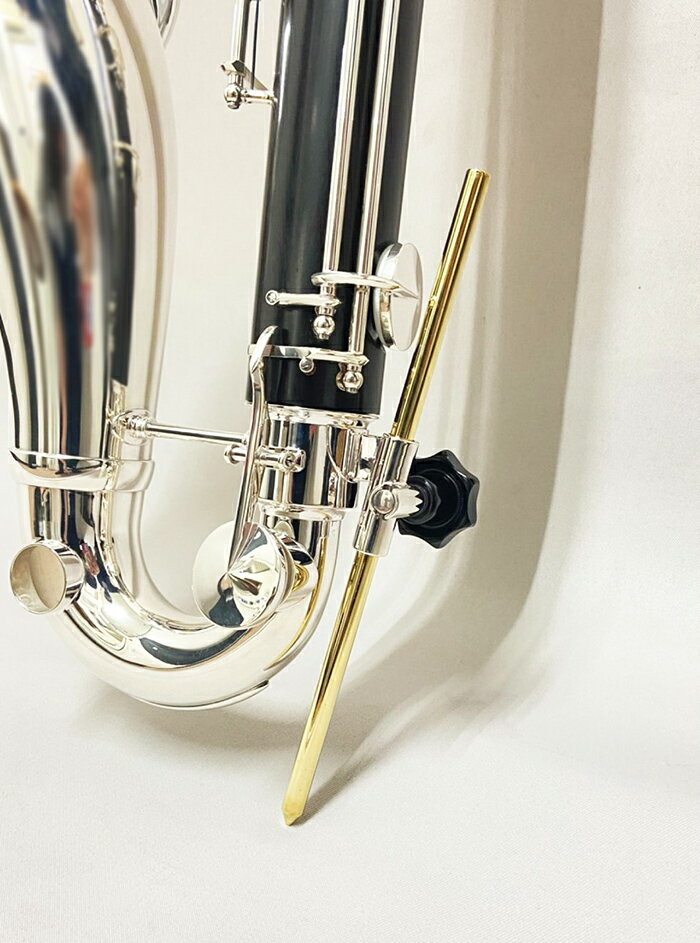 バスクラリネットなどのエンドピンを使用して演奏する楽器は、材質や長さによって音質や響きが大きく変わります。管楽器専門店ダクでは、バスクラリネット奏者 古川 邦彦氏監修のもと、従来の商品よりさらなる研究を重ね、より演奏の幅が拡がるエンドピンを開発し、リニューアルいたしました！ ●先端のとがっている側を、ステージに刺してご使用ください。 ●演奏環境により、先端を直接刺せない場合は、付属のペグゴムをご使用ください。 ※ペグゴムをご使用になる場合、ペグゴムを付けていない時と音響効果が異なりますのでご注意ください。 ●アルトクラリネット、バセットホルン、コントラアルトクラリネット、コントラバスクラリネットにもご使用いただけます。 ●メッキやラッカー処理はしておりません。ご使用後は油分等を拭き取って保管することをおすすめいたします。 長さ200mm、直径7mm ペグゴム付き 真鍮製 《真鍮製の特長》 音色が柔らかく、木管楽器らしいサウンド。 室内楽や、スモールアンサンブルでのご使用で効果を発揮します。 【DACオリジナルエンドピン ラインナップ】はこちら 【BCEP-HAホルダーアンプ】はこちら