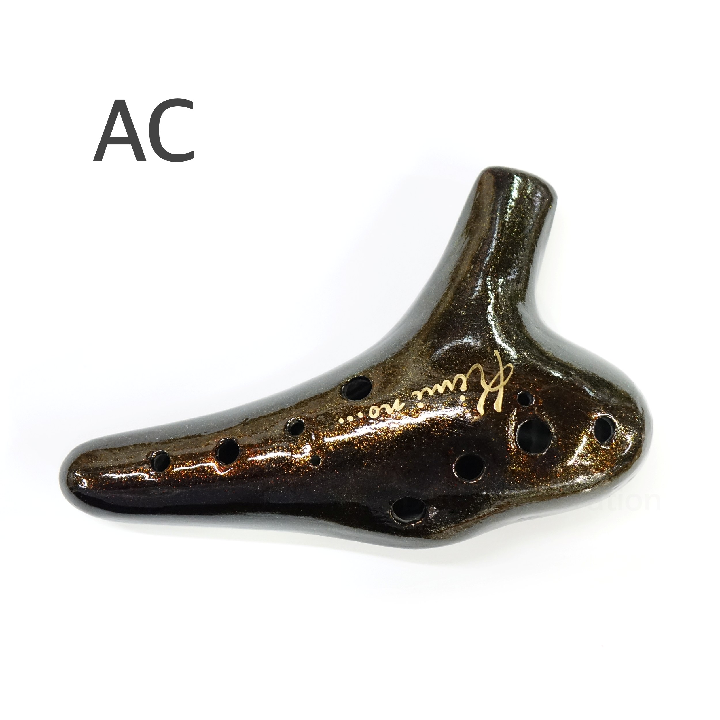 Kimi no Ocarina（キミノオカリナ）は、オカリナ奏者:君塚仁子(きみづかのりこ)氏と、ひぐらしオカリナ研究所の所長 鈴木のぼる氏により製作されている楽器です。 【Saurus 漆(うるし)】 華やかさを持ちつつまろやかな音色が特徴。 艶やかな漆に練りこんだラメが角度により色を変え、光を受けて輝きます。 種類：AC（アルトC管） 重量：約230g 【付属品】 ・ロゴチャーム付きソフトケース：分厚くしっかりしたウレタン生地が、楽器を優しく包み守ります。ファスナーの下はパイピング処理になっており楽器を傷つけません。 ・君塚仁子選定書 ・クロス ～演奏家と作家が生み出したキミノオカリナ～ 細やかな音楽表現を可能にする楽器設計と音色へのこだわりを形に。全音域において優しい息で演奏できる楽器です。 特徴的な小指の膨らみは、自然なフォームで指穴を塞げるようにデザインされています。 指に馴染み、手の中で取り回しやすいコンパクトなサイズは、手指にかかるストレスを少なくし、演奏者のパフォーマンスを上げ、サポートします。 初めての1本には、アルトC管がおすすめです♪