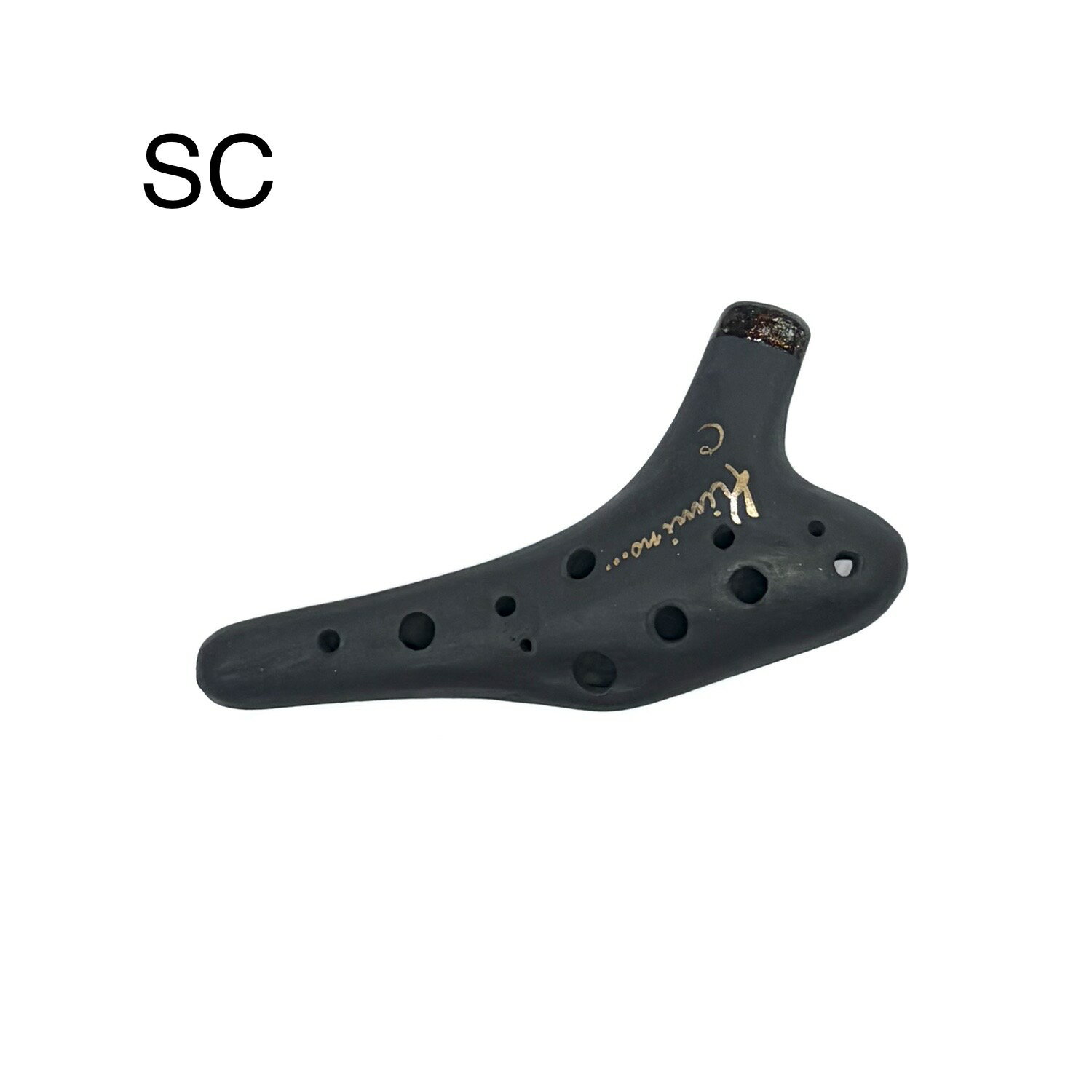 Kimi no Ocarina（キミノオカリナ）は、オカリナ奏者:君塚仁子(きみづかのりこ)氏と、ひぐらしオカリナ研究所の所長 鈴木のぼる氏により製作されている楽器です。 【Saurus 墨(スミ)】 土の響きを感じられる明るく爽やかな音色。コーヒー豆で炭化焼成させ、シックな墨色に仕上げています。口元のみ漆塗装 種類：SC（ソプラノC管） 重量：約100g 【付属品】 ・ロゴチャーム付きソフトケース：分厚くしっかりしたウレタン生地が、楽器を優しく包み守ります。ファスナーの下はパイピング処理になっており楽器を傷つけません。 ・君塚仁子選定書 ・クロス ～演奏家と作家が生み出したキミノオカリナ～ 細やかな音楽表現を可能にする楽器設計と音色へのこだわりを形に。全音域において優しい息で演奏できる楽器です。 特徴的な小指の膨らみは、自然なフォームで指穴を塞げるようにデザインされています。 指に馴染み、手の中で取り回しやすいコンパクトなサイズは、手指にかかるストレスを少なくし、演奏者のパフォーマンスを上げ、サポートします。