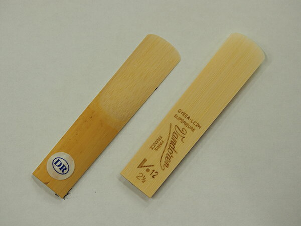 現在のケーン材ではバラツキ、雑音、寿命などに、プラスティック材では音量、高音、音色そのものなどに不満な点があると思いませんか？DR（ドリームリード）はこれらの「いいとこ取り」をしようとするリードです。 既存のリードを1枚1枚丁寧にコンピュータで繊維のバラツキを修正し、さらに手作業により可能な限りケーンそれぞれが持つ音や響きを引き出し、最後に特殊なドリーム加工をして完成させました。 アイドリング不要ですぐに鳴り、通常のリードに比べて長持ちするため、長期間良い状態で吹くことができます。 ※通常のケーンのリードと同じ硬さのものをお選びください。 ※それぞれのリードの個性はそのまま残しておりますので、同一番号でも吹奏感に違いがある場合がございます。 ※リードの表面にドリーム加工跡が見受けられる場合がございますが、品質に問題はございませんので安心してお使いください。 ※ドリームリードの証としてヒール部に切り込みがございます。他のリードと区別する目印にしてください。 ※掲載されていないメーカー、番号につきましてはお問合せください。