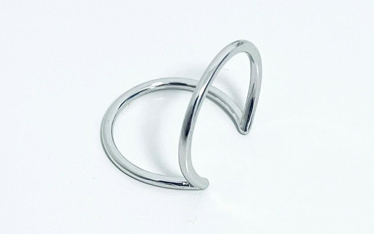 Ovaring(オーバリング) 【共同開発：東京藝術大学音楽学部准教授 三界 秀実】 サイズ：S,M,L 素材：真鍮製/銅合金メッキ 『 はやい曲・きれいな音のためのホルダー』 ★たまご型の手で演奏をスムーズに。 日常の癖で、演奏中に沿ったり、伸びてしまう指。 オーバリングを装着することで、指をたまご型に保ちます。 素早く、スムーズな演奏を。 ◆楽器演奏中のトラブル 演奏中に指が反ったり、伸びたりすると 　● 指を早く動かせない 　● 出したい音と音の間に、一瞬、違う音が出る などが発生します。 ◆オーバリングの効果 オーバリングは、自然に指が動く形をつくり、指をスムーズに動かせるようにします。 クラリネット、フルート、バイオリン、ピアノ、ドラムなど様々な楽器に使用できます。 ◆使い方 1）装着したい指の関節の周囲長を測ります。 2）関節の周囲長からサイズを選択します。 3）関節に合うように、手で角度や大きさを調整します。 4）装着したまま、演奏して効果を確認します。 ◆オーバリングのサイズ サイズ　　関節周囲長（mm） S 30-38 M 38-48 L 40-52 XL 50-62