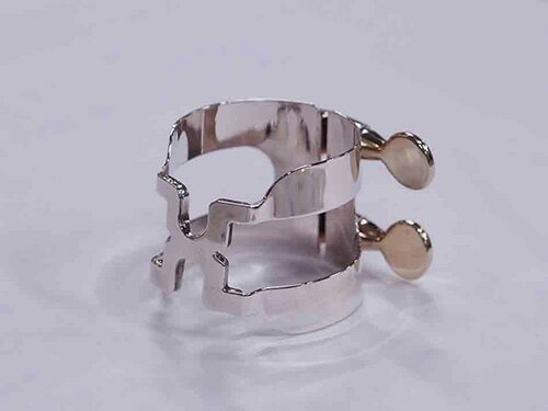 プロ、アマチュアを問わず世界中の演奏家に愛用されているリガチャー。 ハリソン独特の“H”形状がリードを的確にホールドし、重厚かつブリリアントな音色をもたらします。 逆締めタイプで長時間の練習でもリードがずれにくいのが特長です。 ※リードをホールドするH形状の部分が変形するほど締めすぎると、金属が切れてしまうことがありますのでご注意ください。 【仕様】 ■テナーサックス用 ■仕上げ：シルバープレート ■逆締め ■対応マウスピース：ラバー標準サイズ、H.セルマー、ヤマハ、ヤナギサワ、オット・リンクなど