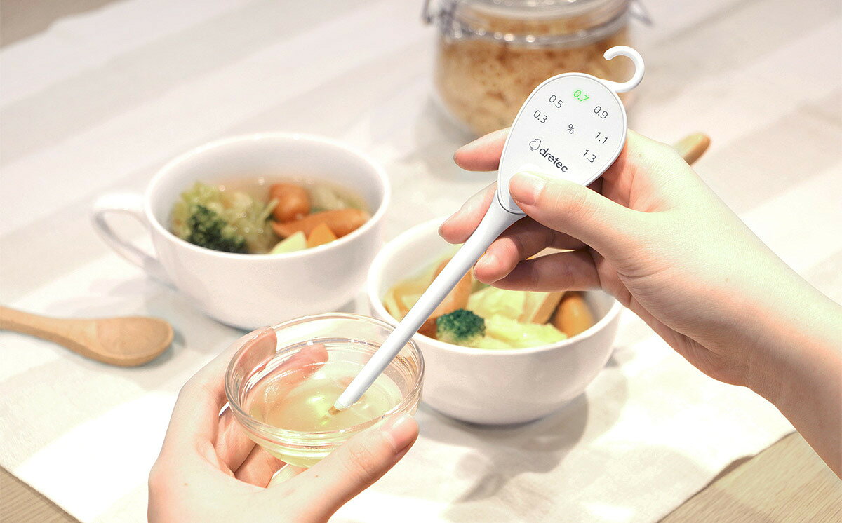 キッチンダイレクト 楽天市場店のドリテック 塩分計 しおぴかるん ホワイト EN-907 WT 【dretec 食事 塩分管理 塩分濃度 減塩 温度管理 測定 高血圧 抑制 防止 健康 簡単】｜アングル2