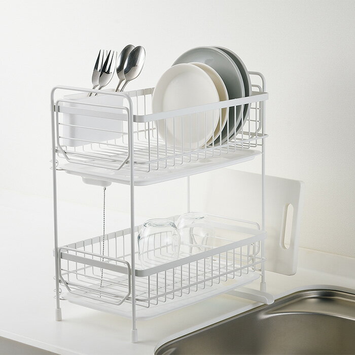 ●タテヨコどちらでも使える可動式排水ノズルで水捨て不要 ●水が溜まらず自然とシンクに流れる ●組立簡単 ●耐荷重　上段約2kg　下段約3kg ●材質/バスケット・まな板受け：鉄（エポキシ樹脂塗装）、トレー・水切りポケット・ノズル：ポリプロピ...