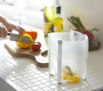ポリ袋を掛ければキッチンにも丁度いいミニゴミ箱の完成。グラスの水切りにも便利です。 サイズ：120×95×165mm重量：310g収納時：145×35×165mm