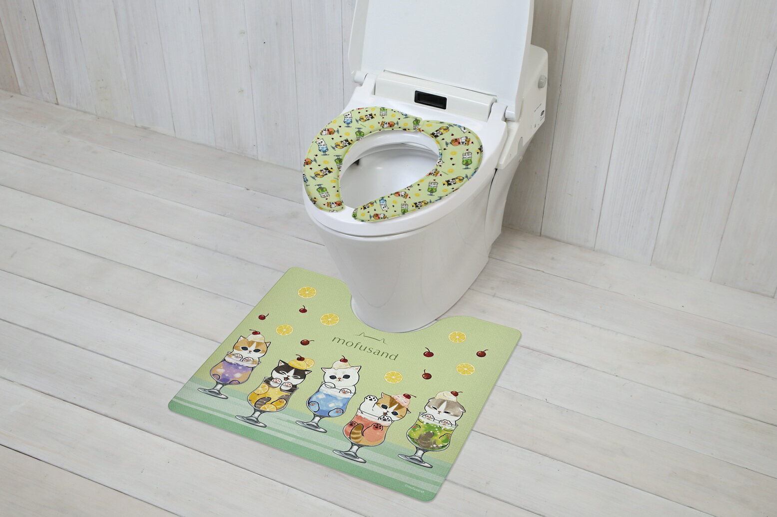★mofusandのお得なトイレタリー2点セットです★ ■PVCトイレマット お洗濯の必要がない拭けるトイレマット！ 汚れてもサッとひと拭きでお手入れ簡単！ PVC素材で適度なクッション性があり、抗菌・防臭加工で細菌の繁殖を抑制し清潔に使用出来ます。 クリームソーダに浸かっているかわいいクリームソーダにゃんたちがプリントされたトイレマットです。 ●サイズ（約）：縦550×横600×厚さ3.5mm ●重量（約）：260g ●材質：塩化ビニル樹脂 ●製造地：中国 ■さらふわ便座クッション 肌ざわりサラッと、ふんわり、やわらか！ まるでソファみたいな座り心地のさらふわ便座クッション。 厚さ約1.5cmのクッションタイプだから、長時間便座に座ってもお尻が疲れず、冷たくありません。 シールを剥がして置くだけでピタっと簡単に装着が出来きて、吸着タイプなので便座を持ち上げてもずれることはありません。 U型・O型・洗浄暖房型、どのタイプの便座でもピッタリ装着可能です。 さらふわ便座クッションを使えば、暖房便座の電源がOFFの状態でも暖かく、節電にもなってとってもエコ。 洗濯ネットに入れて丸洗いができるので常に清潔！ 繰り返し使用ができるので経済的！ クリームソーダに浸かっているかわいいクリームソーダにゃんたちにトイレ空間を癒されます。 ●サイズ（約）：全長390×幅175×厚さ15mm ●重量（約）：60g ●材質 表面：ポリエステル100％ 中芯：ポリウレタンフォーム 裏面：熱可塑性エラストマー ●製造地：中国