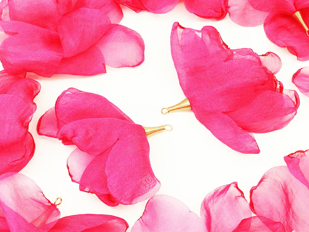 ＼本日ポイント5倍／【まとめ買いがお得】 タッセルパーツ　フラワータッセル　揺れる　全長約70mm?約80mm前後　ローズピンク　10個　タッセル　花　チャームパーツ　花びら　ピアス　イヤリング　アクセサリーパーツ AP1478