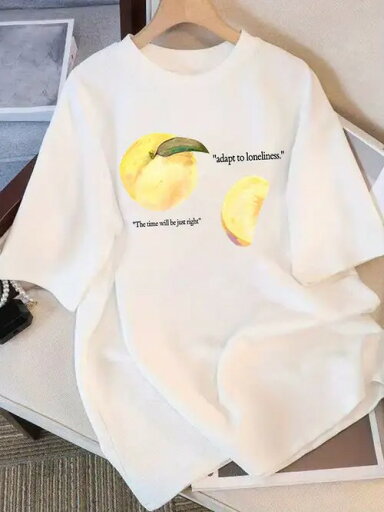 200gパターン:白いTシャツの上の黄色の果物(桃かもしれません)のプリント(風格は清新で、文芸)。 アイテム属性:白の半袖Tシャツはカジュアルなファッションアイテムで、文芸癒しのテーマ、ゆったりバージョン、日常着などの特徴につながります。 200gパターン:白いTシャツの上の黄色の果物(桃かもしれません)のプリント(風格は清新で、文芸)。 アイテム属性:白の半袖Tシャツはカジュアルなファッションアイテムで、文芸癒しのテーマ、ゆったりバージョン、日常着などの特徴につながります。