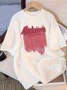 200gパターン:白Tシャツの背景に赤いタッチで上記の文字をあしらった、シンプルでデザイン性のあるデザインです。 アイテム属性:白の半袖Tシャツは、トレンドに合わせて着るアイテムです。ストリートスタイル、アートプリント、ゆったりバージョンなどの特徴があります。