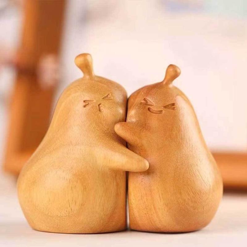 置物 ハンドメイド 木製 彫刻 抱き合う洋梨 ペア 卓上 デスクトップ オブジェ 金檀木製 永遠 絆 記念日..