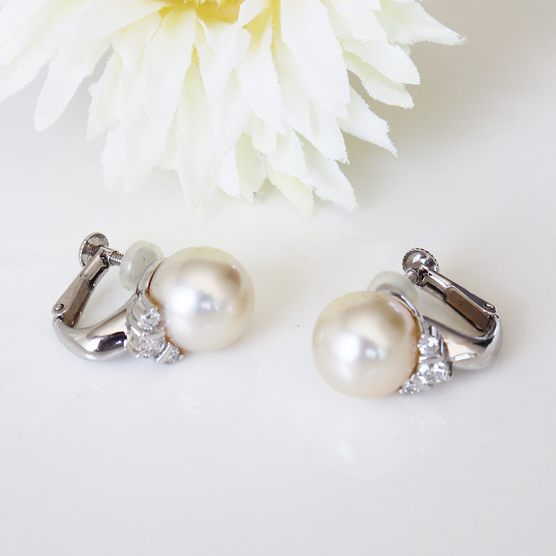 上品な輝きを放つナチュラルクリーム色の白蝶真珠を中心に、繊細なダイヤモンドが添えられたデザインが魅力的です。 プラチナと14金ホワイトゴールドの組み合わせが、耐久性と美しさを兼ね備えており、特別な日の装いを一層引き立てます。 ネジバネ式の留...