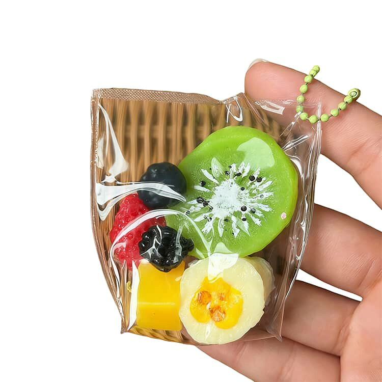 KKTMS楽天市場店の【楽天スーパーSALE★50％OFF！半額割引】 24H限定★2点購入で20％OFFクーポン スクイーズ 低反発 ミニフルーツバッグ おもちゃ かわいい 握る ストレス解消 癒やし もちもち おしゃれ オシャレ 握って遊ぶ いちご 果物 バナナ キウイ そっくり 12種類 2個セット｜アングル2