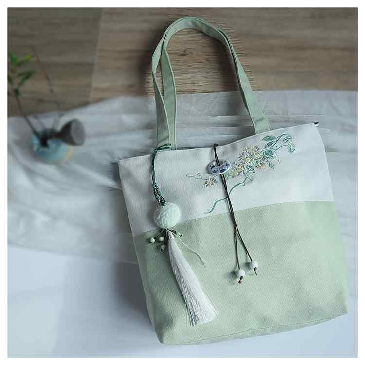 ・カラー展開: 麻白(ハクモクレン刺繍)、青梅刺繍、梅竹刺繍、粉桃刺繍、麻白(桃花刺繍)・サイズ: 約32×33cm・スタイル: 文芸、チャイナ風・素材: 帆布・バッグの種類: トートバッグ・サイズ感: 大・裏地素材: 綿・形状: 縦型・開閉方式: ファスナー、バックル・内部構造: ファスナーポケット、スマホ用ポケット、カード用ポケット、カメラ用ポケット・加工方法: 手描き・硬さ: やや柔らかめ・ショルダーストラップ本数: 2本・推奨シーン: デイリー・バッグの: レディースショルダーバッグ・対象: 女性トートバッグ レディース キャンバス バッグ レディースバッグ ショルダーバッグ メッセンジャーバッグ 新作 A:麻白木蓮32x33 B:青梅刺繍32x33 C:梅竹刺繍32x33 D:ピンク桃刺繍32x33 E:麻白桃花刺繍32x33