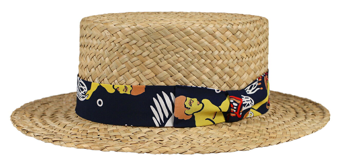 商品情報商品説明SUN SURF-“WAIKIKI REEF” ISLAND BOATER HAT by Mr.FATMAN Lot No. SS02787-水の都、ヴェネツィアにはたくさんの水路が整備され、今でも多くのゴンドラが行き交っている。それぞれのゴンドラで華麗に船を操っていた船頭たちに愛用されていたのが、このボーターハットと呼ばれる所以。1940年代頃までは様々なハットの素材として使用されていたガマ草を使い、丁寧に編み込まれた帽体が使われている。ハットの王道とも言うべきディテールのリボンは、サイドに結び目がくるSUNSURFのレーヨン生地を使用した38mmのスタンダードな仕様。※ 本製品には特製の箱が付属します。Mr.FATMAN × SUNSURFハワイはリゾートの島として発展した歴史からか、カジュアルな装いのイメージが強い。しかし、イギリスやフランス、アメリカなど統治していた国の影響もあり、当時の写真にはスーツをまといハットを被った紳士の姿が見受けられる。サンフランシスコからハワイへ航行していた豪華客船マトソン・ライン。そのパンフレットには、男性の現地での装いとして「パナマハットにアロハシャツ」と記載されており、王族たちにも愛されたハットはハワイの定番アイテムとなっていった。今回、SUNSURFがハットを手掛けるにあたり、製作を依頼したのがTHE FAT HATTER率いる「Mr.FATMAN」。ハットの黄金期である1950年代のカルチャーを軸に beyond ready made、既製品を超えるプロダクトを世に送り出しているブランドであり、50年代に造詣の深い者同士のコラボレーションであるからこそ、アロハシャツに最も似合うハットを表現できた。厳選した部材や成形の技術のみならず、革製のスベリの縫製に使われている「Iステッチ」など、両ブランドのこだわりが細部にまで現れている。サイズ＜サイズスペック＞サイズ　頭囲　深さ　ブリムM 　58.0cm前後 　9.0cm前後 　7.0cm前後L 　60.5cm前後 　9.0cm前後 　7.0cm前後※若干の誤差はご了承下さい。※リボンに使用している生地は裁断箇所によって、一点ずつパターン(柄)が異なります。お使いの端末の設定や環境によって、商品の色が実際の色と多少異なる場合もございます。予めご了承ください。生産国日本注意事項当店は実店舗と商品の在庫を共有しておりますので在庫情報につきまして誤差が生じる場合がございます。ご注文頂いた商品がご用意できない場合がございますが、予めご了承ください。SUN SURF [“WAIKIKI REEF” ISLAND BOATER HAT by Mr.FATMAN Lot No. SS02787 NAVY size.M,L] サンサーフ 東洋エンタープライズ 正規販売代理店 日本製 帽子 ボーターハット ミスターファットマン ネイビー 2