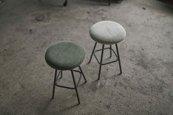 スツール 椅子 イス いす おしゃれ コーデュロイ スチール 軽量 丸型 丸椅子 円形 ラウンド アンティーク チェア モダン グリーン グレー コンパクト サイズ感 使いやすい benko ベンコ ポンテッドレザー