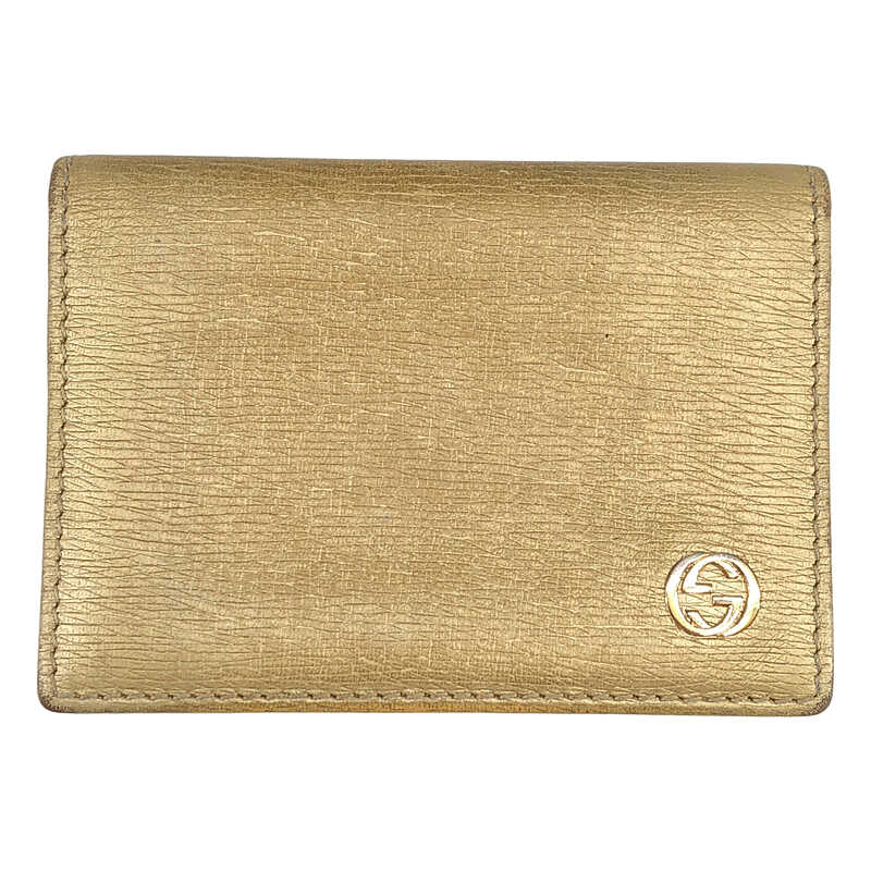 GUCCI / グッチ | レザー インターロッキング カードケース | ゴールド | レディース商品詳細情報ブランドGUCCI / グッチ商品名レザー インターロッキング カードケースカラーゴールド平置き実寸(cm)縦幅:8横幅:11採寸値の計測方法について状態状態評価について薄汚れ：全体的剥げ：ロゴ注意事項免責事項などをご案内しています。詳しくは こちら をご覧ください。KLD USED CLOTHING 楽天市場店で扱う商品について当店の取扱商品は全て中古品、新品であっても一度人の手に渡ったものとなります。 お客様に安心してご利用いただけるよう、下記のような対応を実施したうえでお届けしています。専用機械で毛玉の除去を実施しています。出品前、お届け前に細かなホコリを除去しています。必要に応じてメンテナンス・クリーニングを実施しています。※ 商品の風合いを大切にするため、上記対応を実施しない場合がございます。 ※ あくまでも中古品となります。着用に際する使用感がある場合がございます。詳細は商品説明欄をご参照いただき、ご不明点はお気軽にご質問ください。発送等について商品は当店提携倉庫にて365日24時間、温度湿度を管理し、保管しています。 提携倉庫にて検品・包装の上お客様の元へお届けします。 発送は入金確認後、土、日、祝を除く3営業日以内におこないます。日にち指定はご入金日から5日目以降7日以内に限りお受けいたします。 できるだけ早くお届けできるよう、最善を尽くしますが発送にお時間をいただく場合がございます。商品は提携倉庫にて保管しているため、質問の回答にお時間をいただく場合がございます。 領収書の発行は承っておりません。楽天市場の購入履歴から領収書発行機能をご利用ください。出品物、付属品は特筆のない限り画像掲載のものが全てです（ハンガー等の撮影小物は除く）。 パンツの裾上げ、袖や着丈の詰めの有無については、判断が難しい場合がございます。実寸地をご参照いただき、ご不明点はお気軽にご質問ください。 色の記載には主観が介入します。 また、何色と明確にお答えするのが難しい事もございますので、写真よりご判断ください。買取サービスのご案内買取店に洋服を持ち込み、長く待ったにも関わらず査定金額が安い、価値を評価してくれていない... そのように残念な思いをされたことはありませんか？当店では一点一点、コメントを付して査定をさせて頂いています。 お値段の付いたもの、残念ながらご希望に添えなかったものもあるかもしれませんが、すべて理由を添えて査定結果を提示しています。また、当店はネット販売に特化、少人数で運営しているため、他社様より利益率を低く設定することで、高価買取を実現しています。 お買取りは全国どこからでも、宅配にて承っています。もちろん、ご満足いただけない場合には送料無料にて返送いたします。 詳細は お買取りのご案内をご覧ください。 ぜひ一度当店のお買取をお試しください。